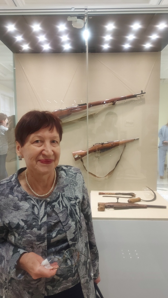 Голошубова В.А. ст. научный сотрудник музея знакомит посетителей с экспонатами РОМК