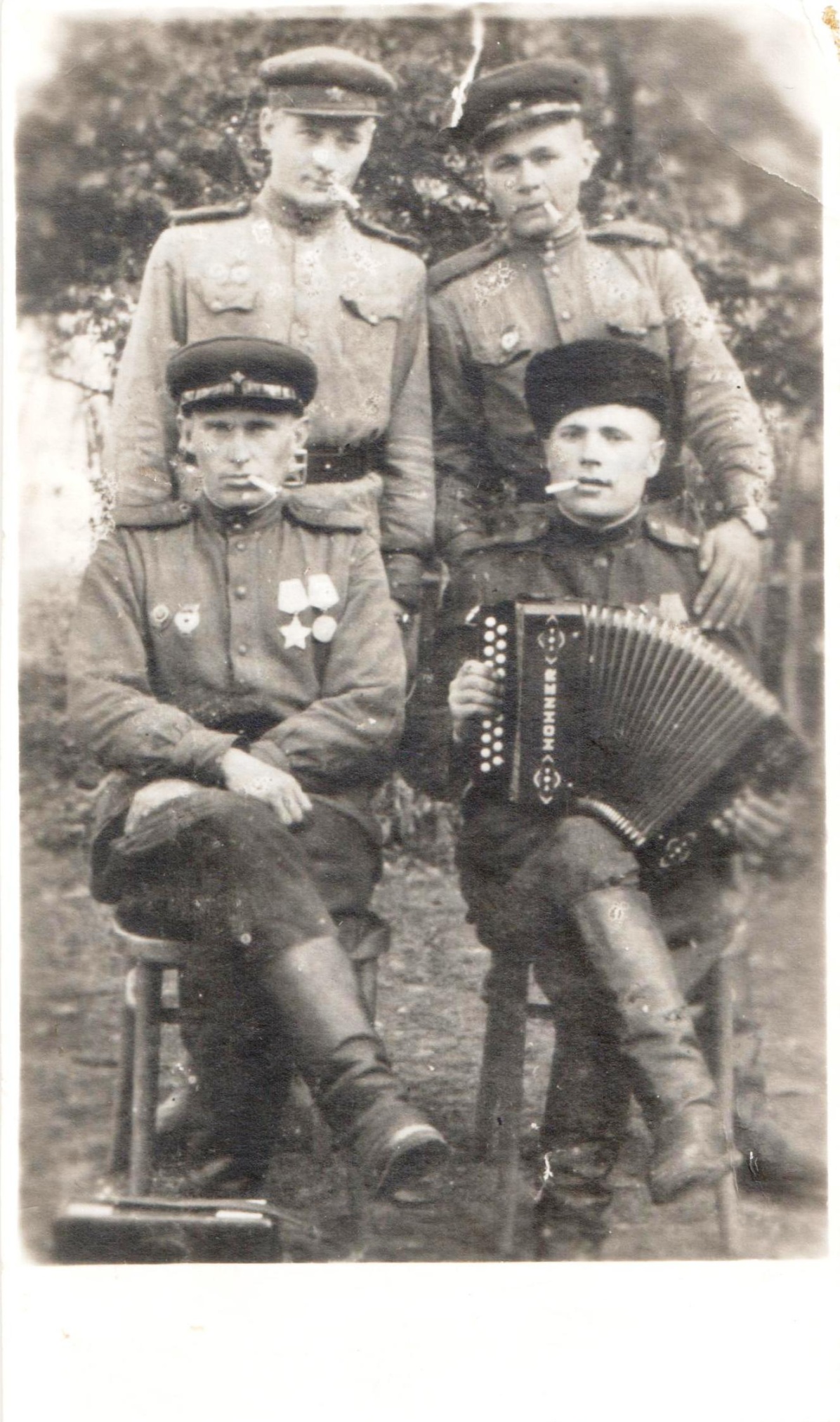 04.	Фотография «Группа связистов-гвардейцев 7-й Гвардейской мотострелковой Сталинградско-Корсунской Краснознаменной бригады». 1944 год