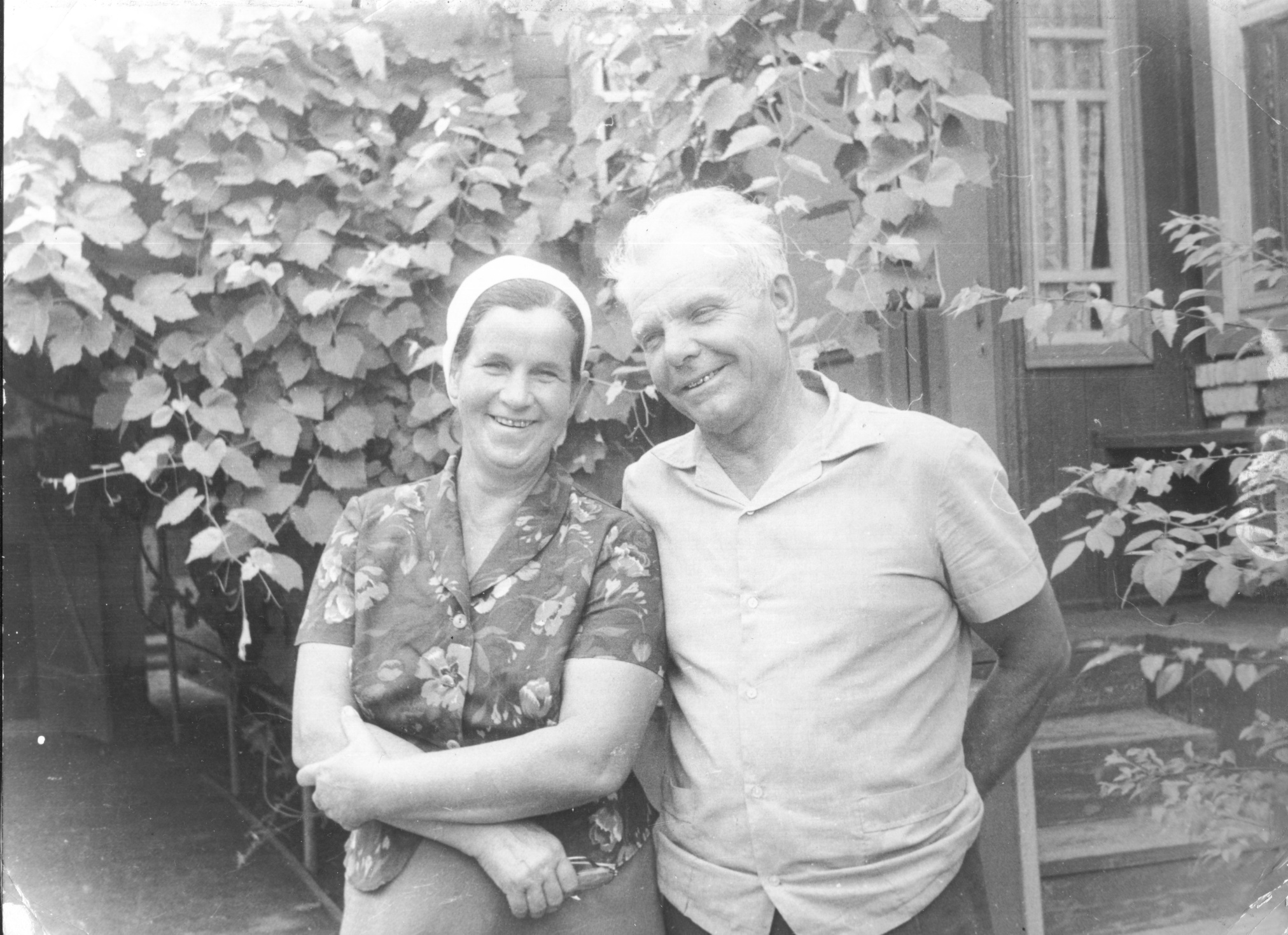 Н.В. Переверзева с мужем во дворе своего дома в селе Летник . 1 сентября 1984 г.