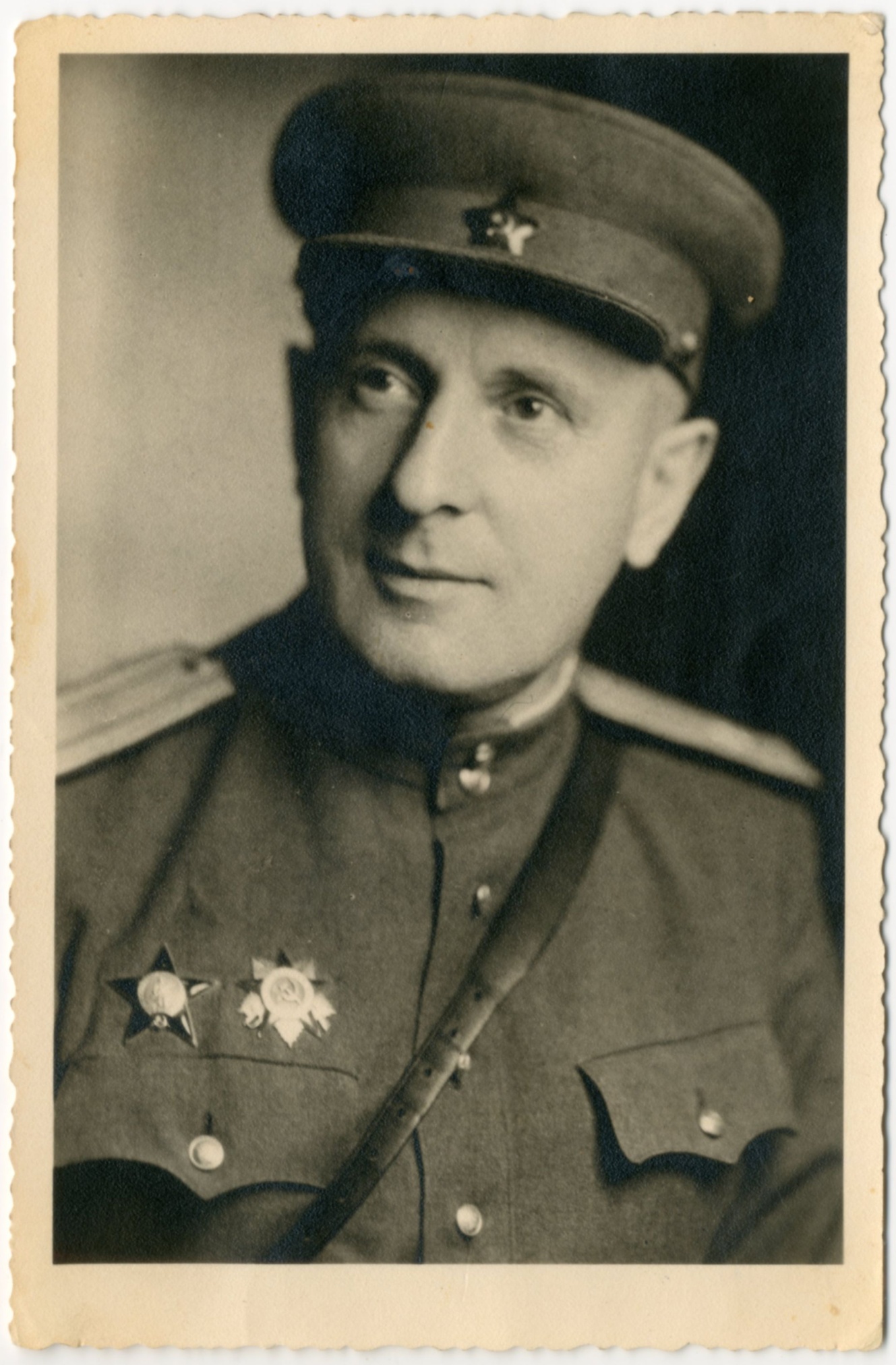 Фотография «Кавалер орденов Красной Звезды, Отечественной войны, медалей майор Смалец Я.С.». Росток. 30 мая 1945 года