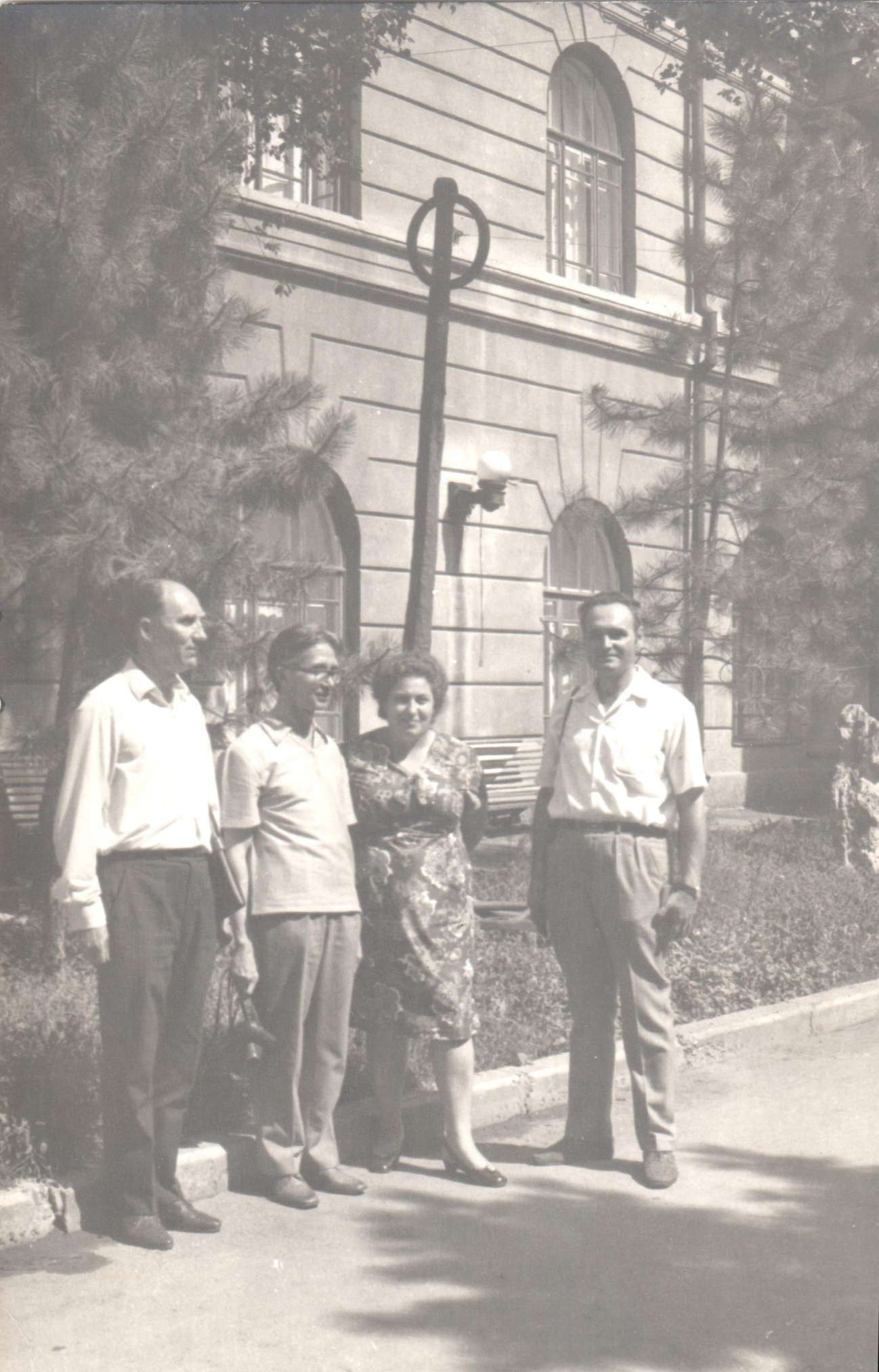 Фотография «Делегация Военно-исторического музея города Плевен во дворе Ростовского областного музея краеведения». Ростов-на-Дону. 1977 год