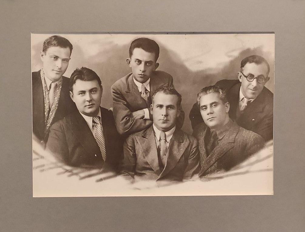 Фотография «Ростовские писатели». Слева направо: писатели Григой Кац, Анатолий Софронов, Михаил Штительман, журналист Иосиф Браиловский, Григорий Гридов, сотрудник книгоиздательства Борис Перлин. 1930-е гг. Из фондов РОМК.