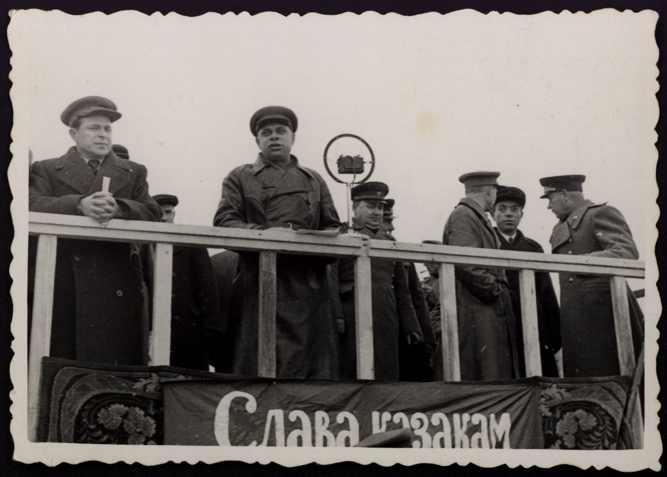 Фотография «Заместитель председателя Ростоблисполкома Хоренко И.В. на митинге по передаче танковой колонны «Донской казак»». Ростов-на-Дону. 1943 год Фотография «Заместитель председателя Ростоблисполкома Хоренко И.В. на митинге по передаче танковой колонны «Донской казак»». Ростов-на-Дону. 1943 год