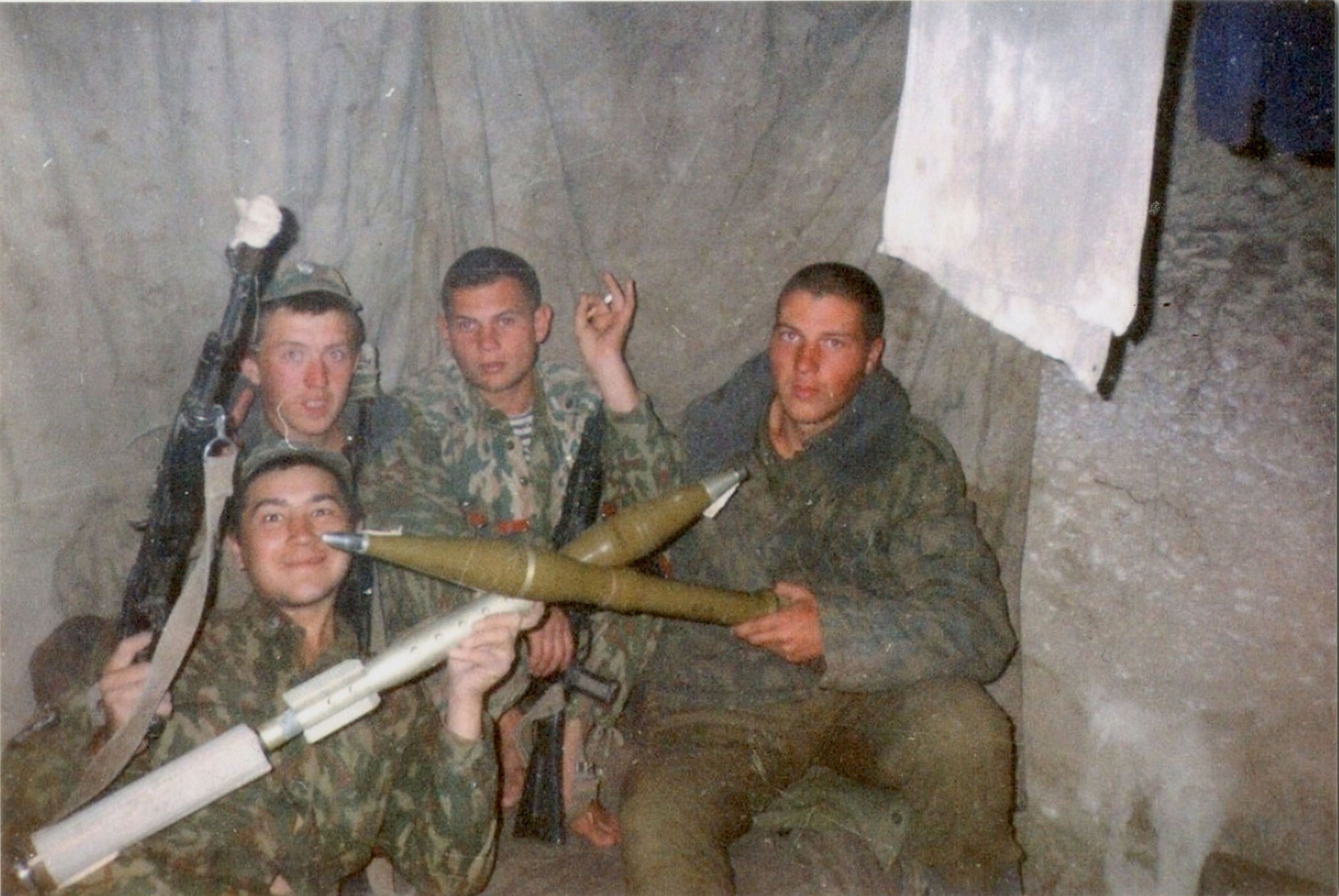 Фотография «Бойцы батареи СПГ-9 из состава АЗДН 26-й отдельной бригады оперативного назначения ВВ РФ (в\ч 3724)». Чечня. 1999 год Фотография «Бойцы батареи СПГ-9 из состава АЗДН 26-й отдельной бригады оперативного назначения ВВ РФ (в\ч 3724)». Чечня. 1999 год