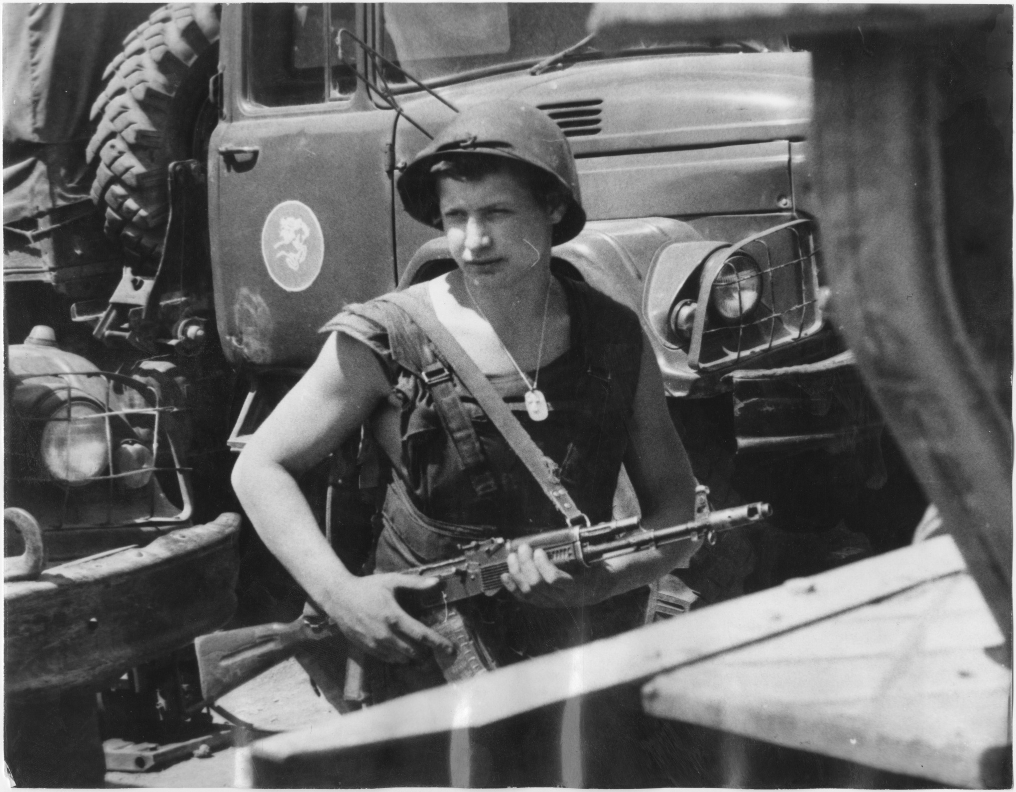 Фотография «Боец оперативного полка ВВ РФ во время выполнения служебно-боевых задач». Чечня.1994-1996 гг. Фотография «Боец оперативного полка ВВ РФ во время выполнения служебно-боевых задач». Чечня.1994-1996 гг.