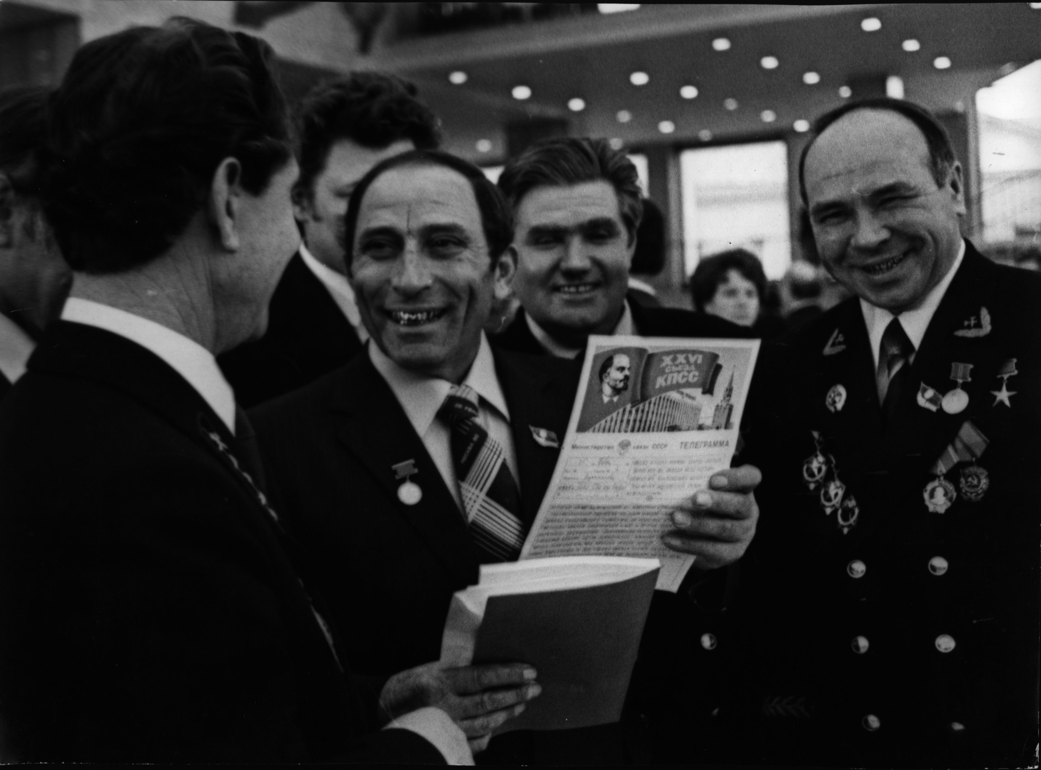 Фотография "Знатный шахтёр, Герой Социалистического Труда Чих М.П. зачитывает делегатам - шахтерам Донецкой области рапорт своей бригады" Москва 1981