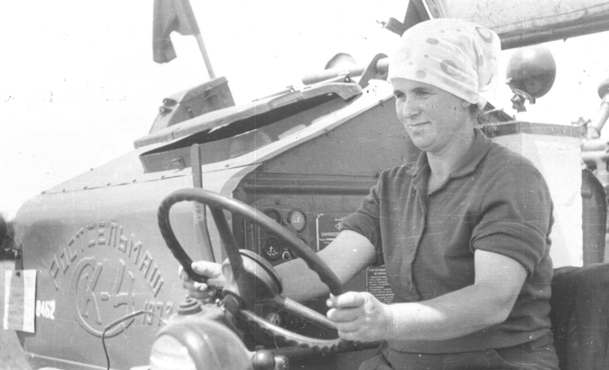 Н.В. Переверзева за рулем комбайна СК-4 во время жатвы. 1970-е гг.