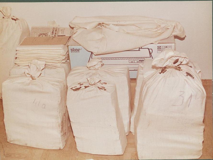 Фото «Упаковки с приватизационными чеками в пункте выдачи» г. Ростов-на-Дону, 1992 г.