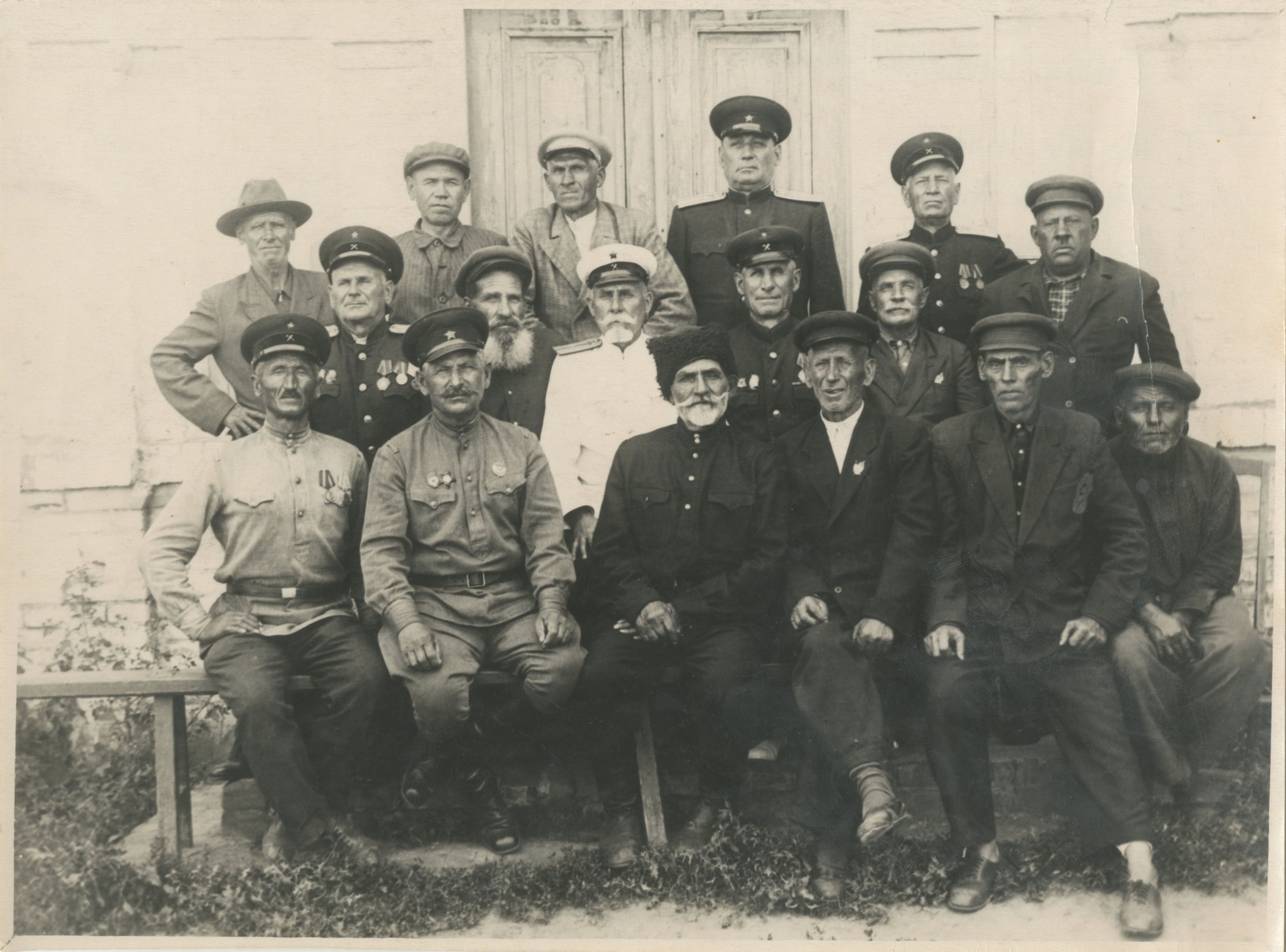 Фотография «Участники Луганского похода под командованием К.Е. Ворошилова (И.А. Хомутов в первом ряду второй слева)», Ростовская область, 1953 год Фотография «Участники Луганского похода под командованием К.Е. Ворошилова (И.А. Хомутов в первом ряду второй слева)», Ростовская область, 1953 год