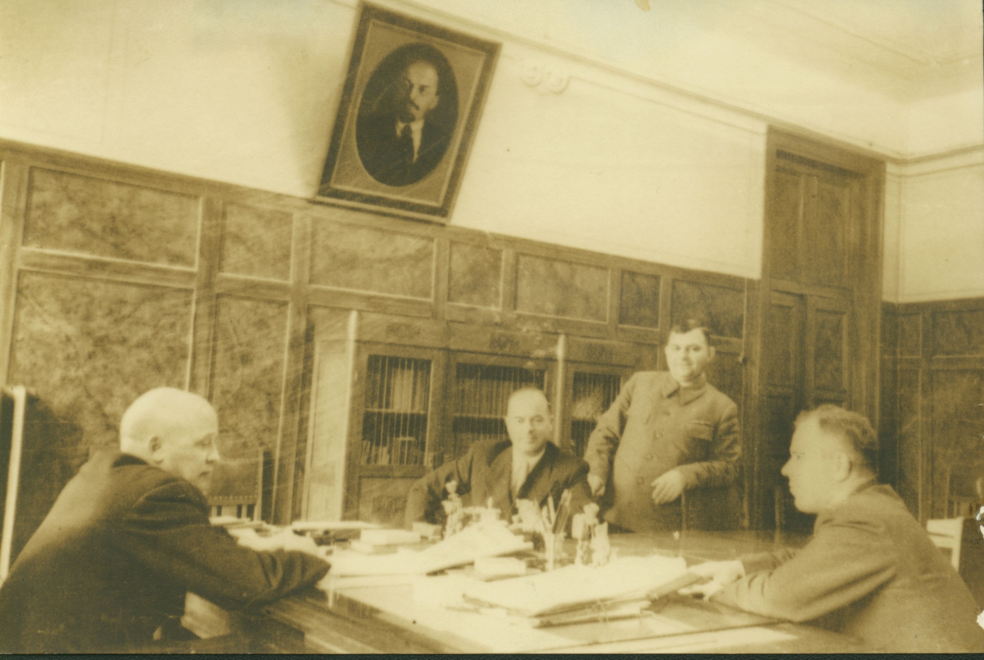 Фотография «Первый секретарь Ростовского обкома ВКП(б) Александрюк П. И. в своём рабочем кабинете», Ростов-на-Дону, 1950 г. Фотография «Первый секретарь Ростовского обкома ВКП(б) Александрюк П. И. в своём рабочем кабинете», Ростов-на-Дону, 1950 г.