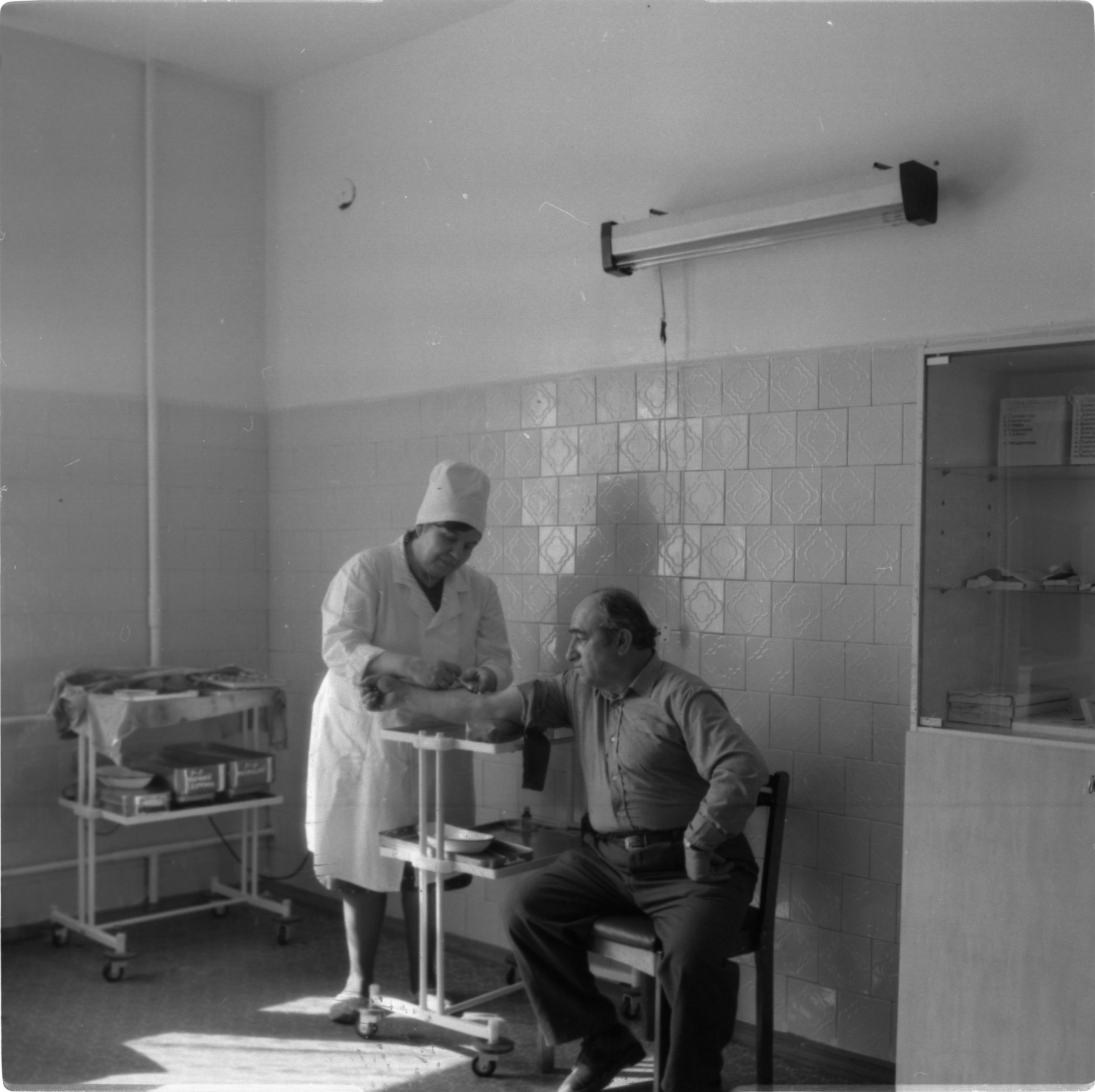 Фотография "В процедурном кабинете поликлиники № 9 г. Ростова-на-Дону". 1990 г.