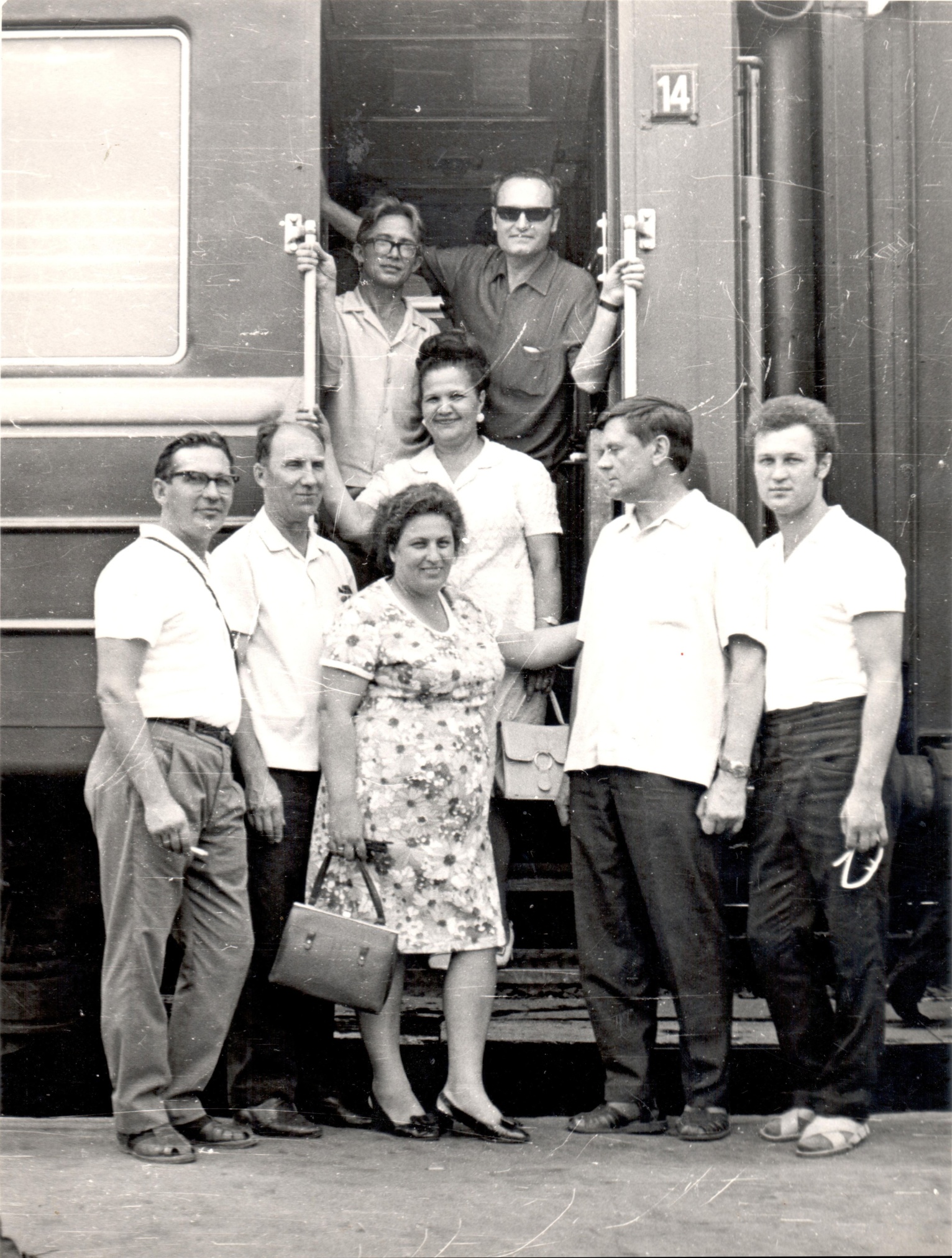 Фотография «Сотрудники Ростовского областного музея краеведения провожают коллег из города Плевен». Ростов-на-Дону. 1977 год