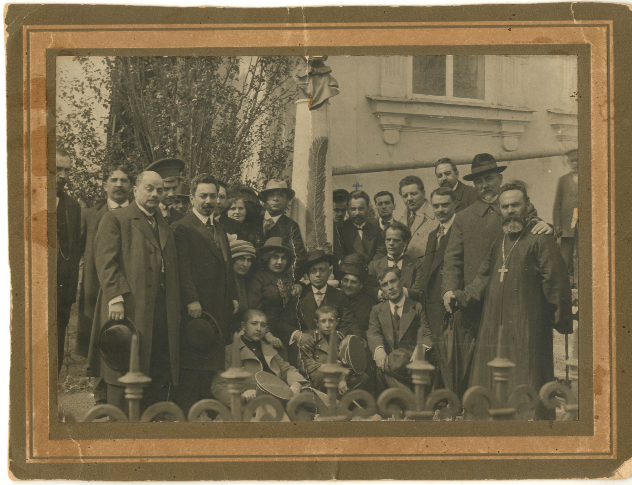 Фотография "Нахичеванские общественные деятели на могиле М.Л. Налбандяна". 1913 г.