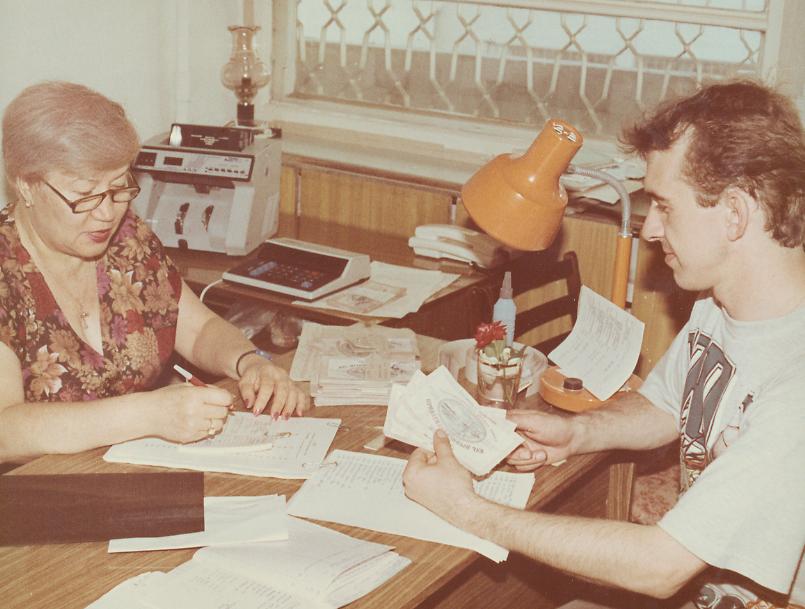 Фото «Получение приватизационного чека в пункте выдачи». г. Ростов-на-Дону, 1992 г.