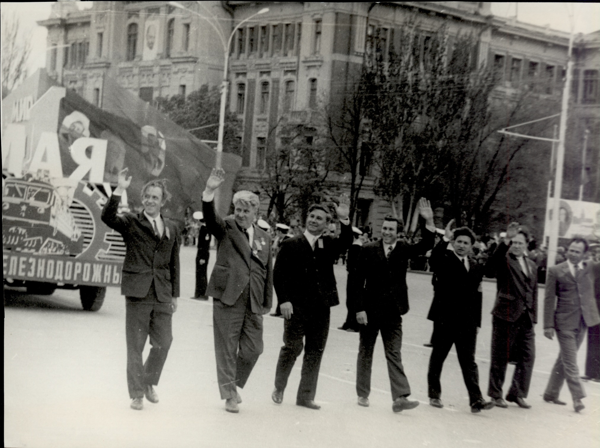 Фото «Председатель Железнодорожного райисполкома Ростова-на-Дону Щербаков В.А. (2-й слева) во главе колонны Железнодорожного района на демонстрации 1 мая 1971 г.»