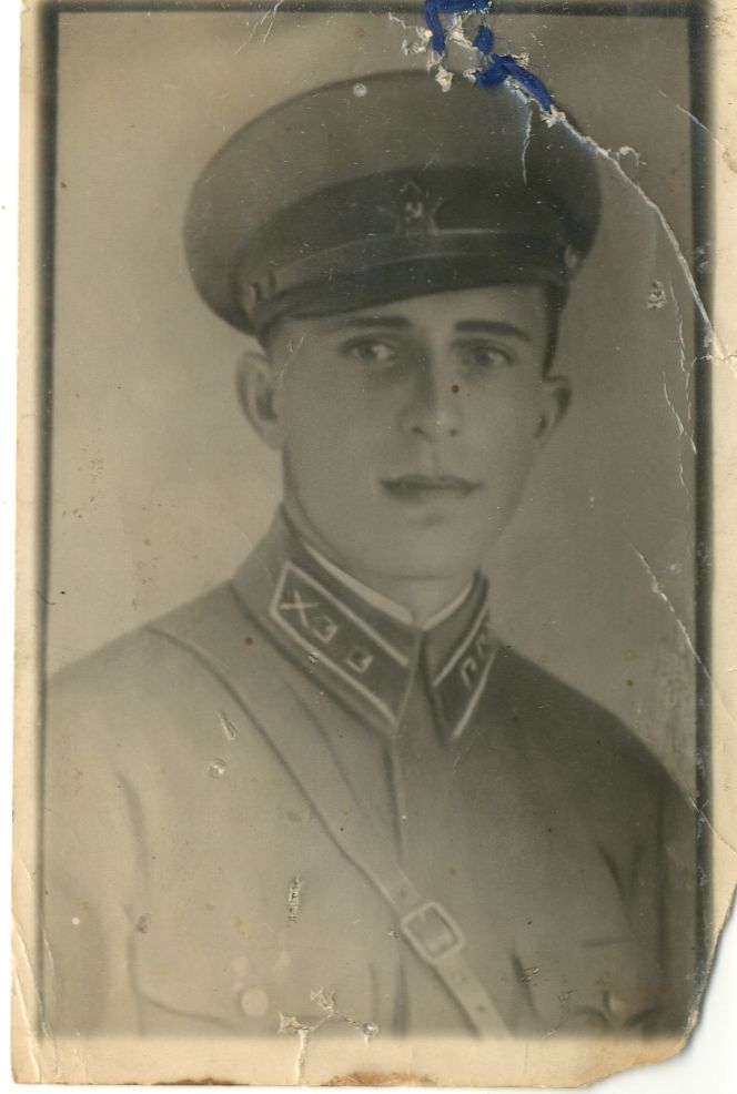 Фотография «Командир 76-мм артиллерийской батарей 606-го стрелкового полка 317 стрелковой дивизии лейтенант Оганов С.М.» 1941 год.