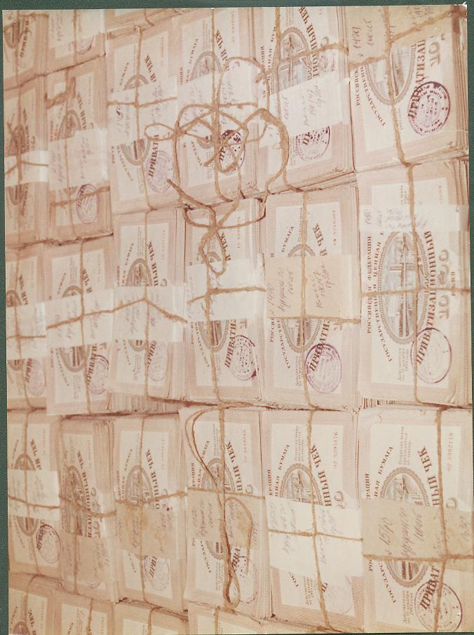 Фото «Упаковки с приватизационными чеками в пункте выдачи» г. Ростов-на-Дону, 1992 г.