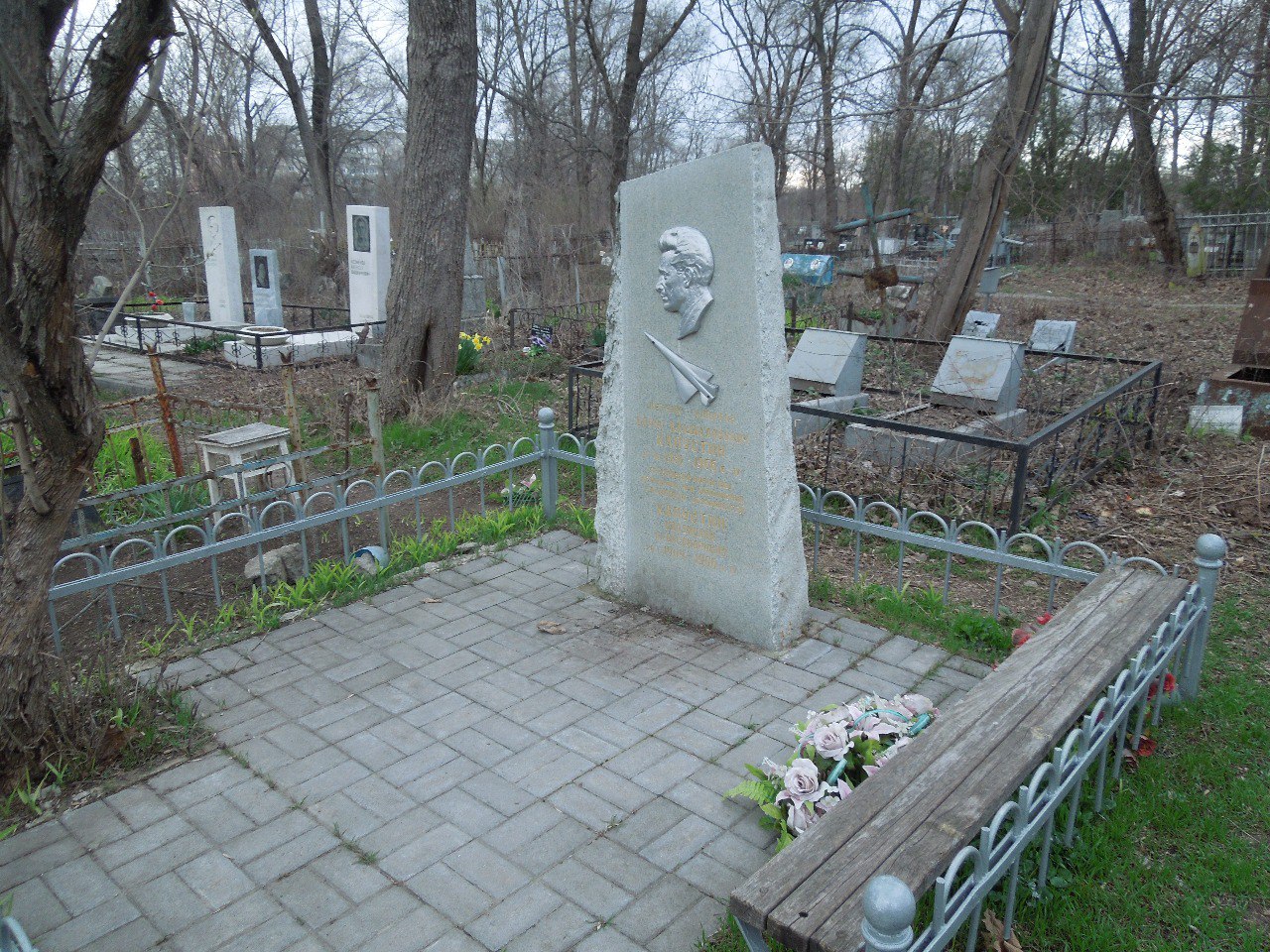 Памятник Б.В. Капустину на могиле на Братском кладбище г. Ростова-на-Дону