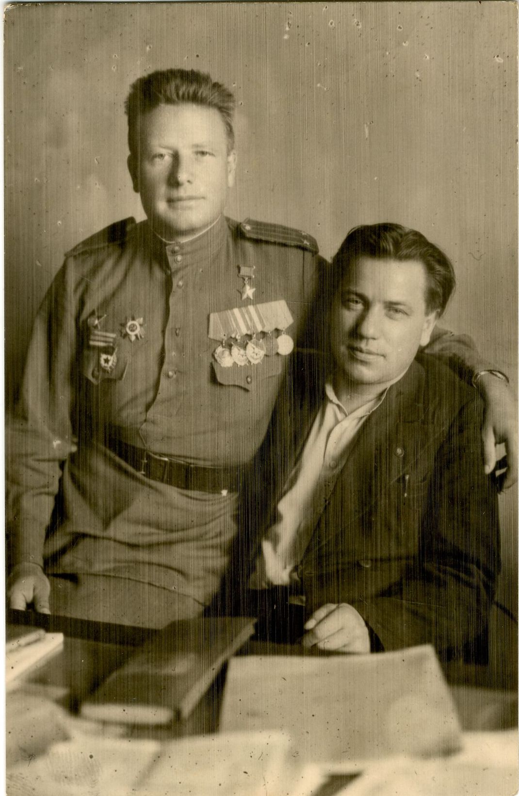 Фотография «Герой Советского Союза гвардии подполковник Воронов А.Г. (слева) с товарищем ». 1945 год. Фотография «Герой Советского Союза гвардии подполковник Воронов А.Г. (слева) с товарищем ». 1945 год.