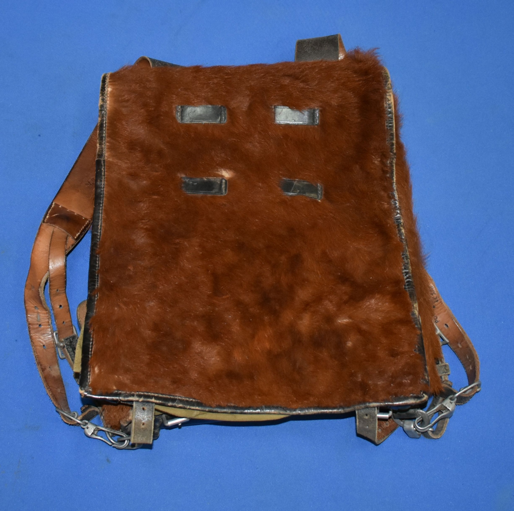 Ранец пехотный войск СС образца 1934 года, взят в качестве трофея санинструктором Ростовского стрелкового полка народного ополчения Шамшуриной Л.Н. во время боя на улицах Ростова. 1941 год