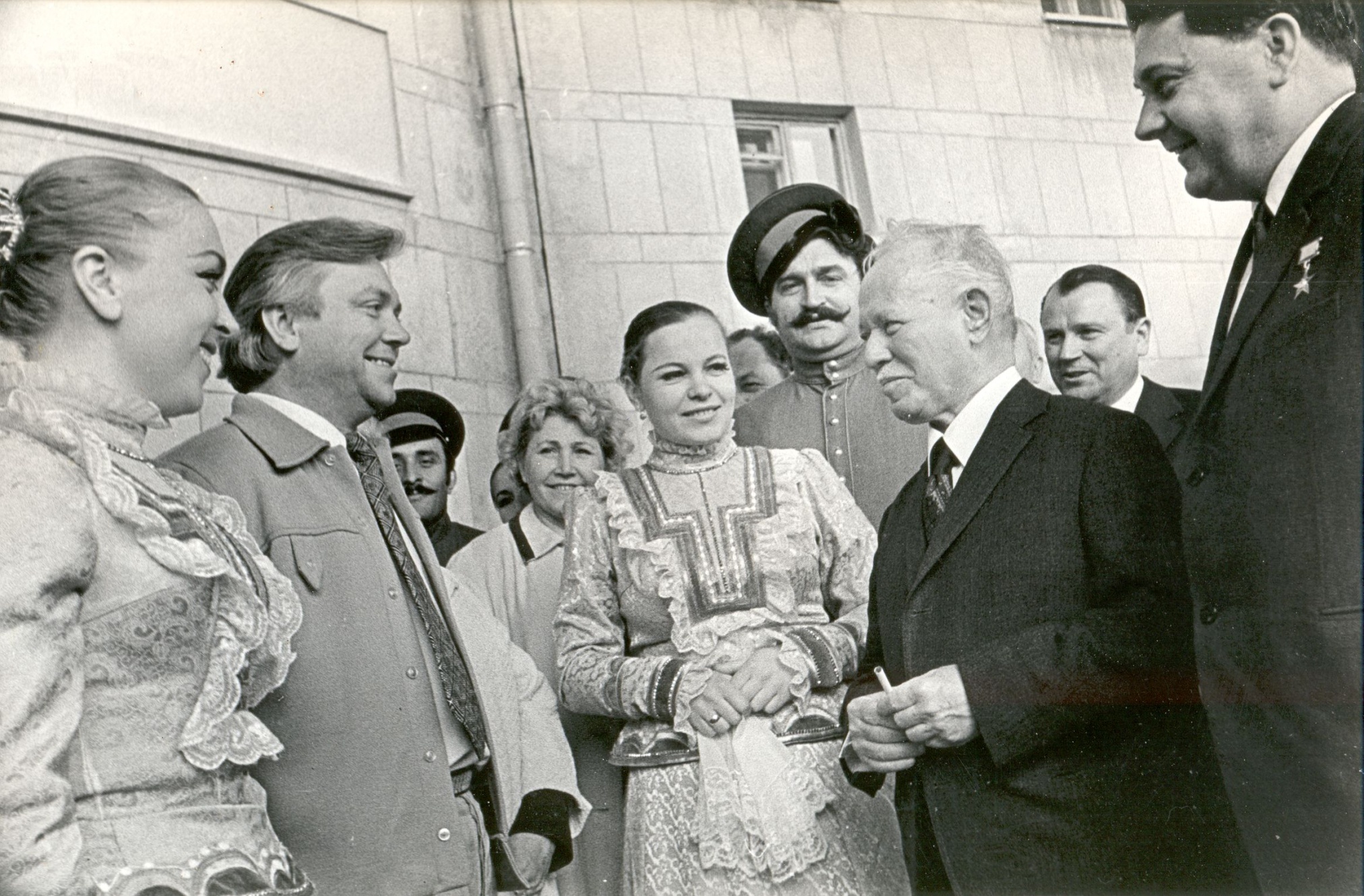 Фотография «Ансамбль донских казаков в усадьбе М.А. Шолохова», ст. Вешенская». 1974 г.