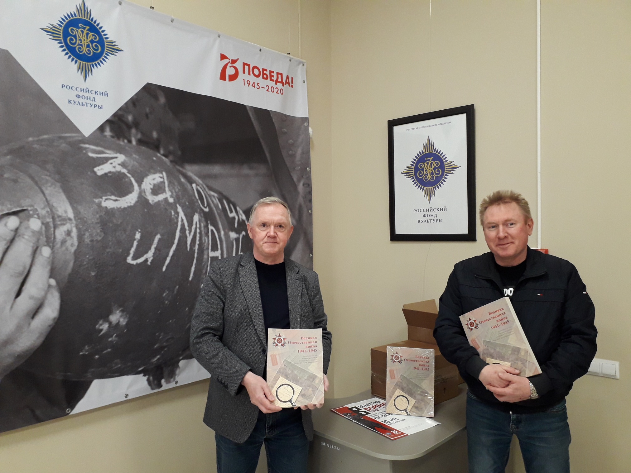 директор типографии ООО "Альтаир" А.С. Сидоров (справа) передает тираж каталога заместителю директора музея Неуструеву В.Г. (слева) директор типографии ООО "Альтаир" А.С. Сидоров (справа) передает тираж каталога заместителю директора музея Неуструеву В.Г. (слева)