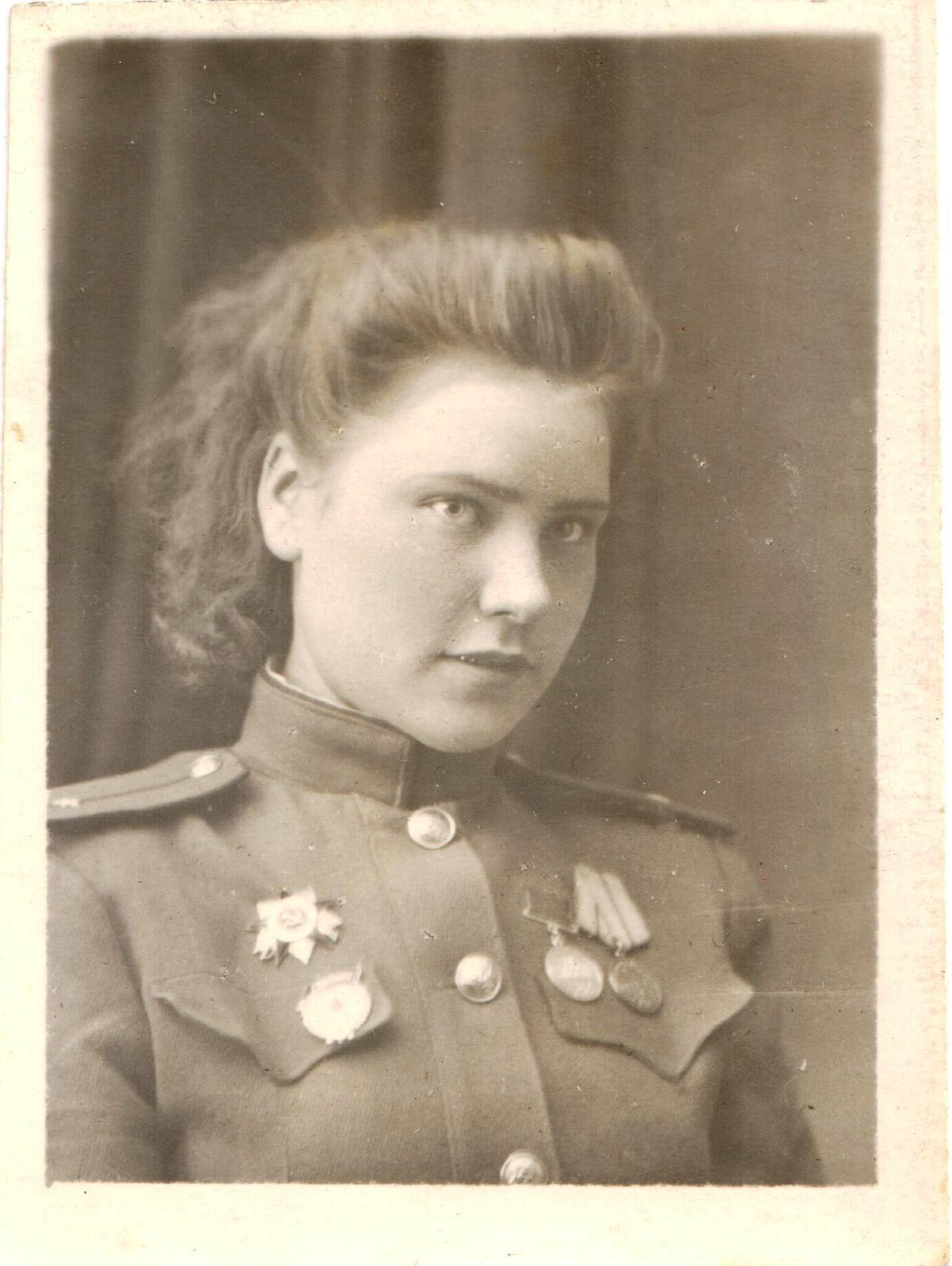 05.	Фотография «Гвардии младший лейтенант Щепетова Е.Д.». 1944 год