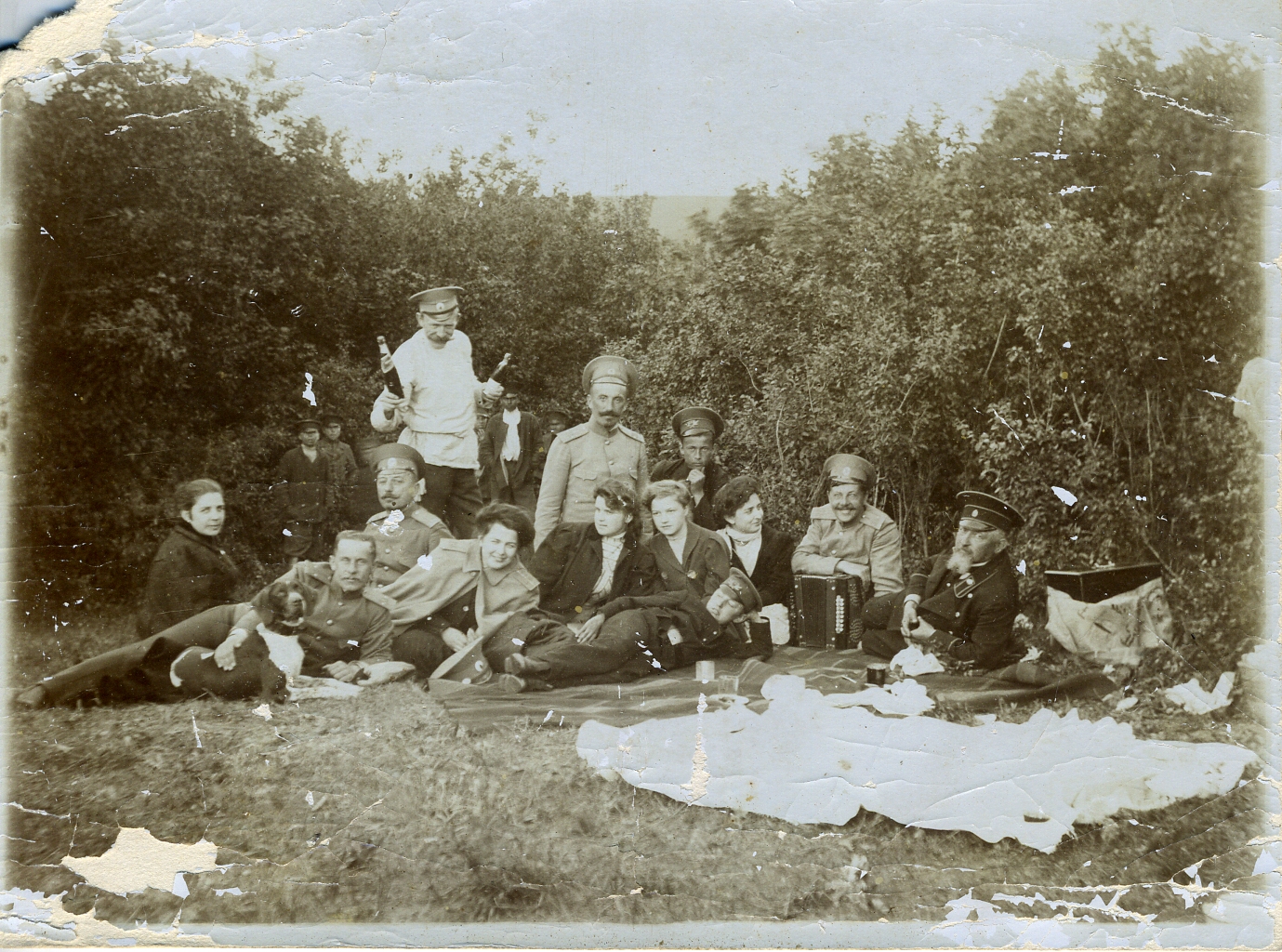 Фотография «Группа офицеров 136-го пехотного Таганрогского полка с семьями на отдыхе (в центре штабс-капитан Черепов А.Н. с сыном Владимиром)». Ростов-на-Дону. 1913-1914 гг. Фотография «Группа офицеров 136-го пехотного Таганрогского полка с семьями на отдыхе (в центре штабс-капитан Черепов А.Н. с сыном Владимиром)». Ростов-на-Дону. 1913-1914 гг.