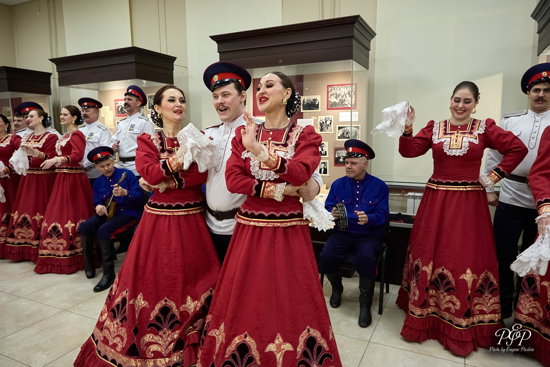 Фото «Выступление ансамбля на открытии выставки «Верность вековым традициям» в Ростовском областном музее краеведения, посвященной 90-летнему юбилею Ансамбля песни и пляски донских казаков им. А. Квасова». 26 февраля 2026 г. Фото Пашина Е. Фото «Выступление ансамбля на открытии выставки «Верность вековым традициям» в Ростовском областном музее краеведения, посвященной 90-летнему юбилею Ансамбля песни и пляски донских казаков им. А. Квасова». 26 февраля 2026 г. Фото Пашина Е.