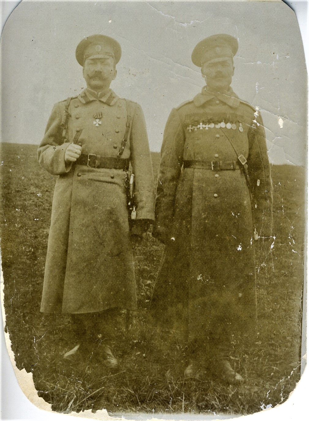 Командир 136-го пехотного Таганрогского полка Георгиевский кавалер полковник Черкасов и подпрапорщик 5-й роты того же полка, Георгиевский кавалер всех степеней, награжденный французской военной медалью. 5 октября 1915 года. Село Малая Горынька