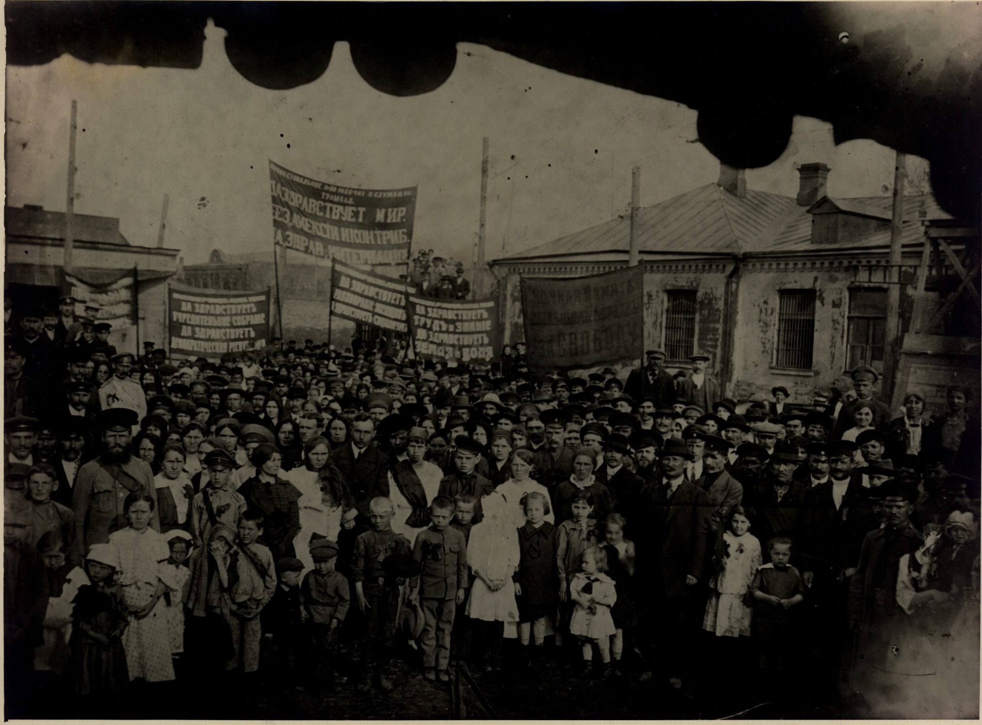 Фото «Колонна трамвайщиков на майской демонстрации в Ростове-на-Дону. 1 мая 1917 г.»