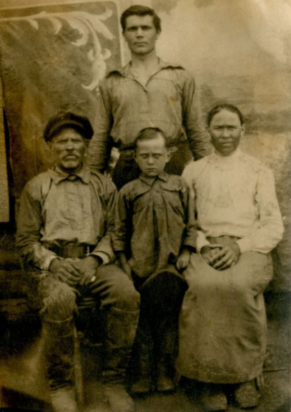 Фотография «Семья Белозеровых в селе Куликово Калачинского района Омской области»