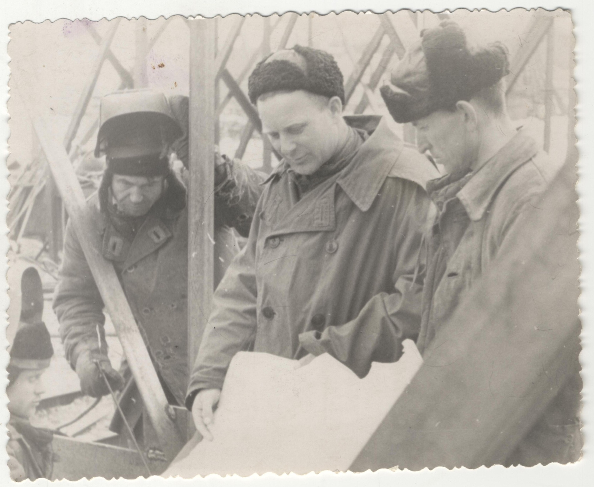 Фотография " Цимлянская ГЭС. Улесов А.А. среди сварщиков.." 1952 г.