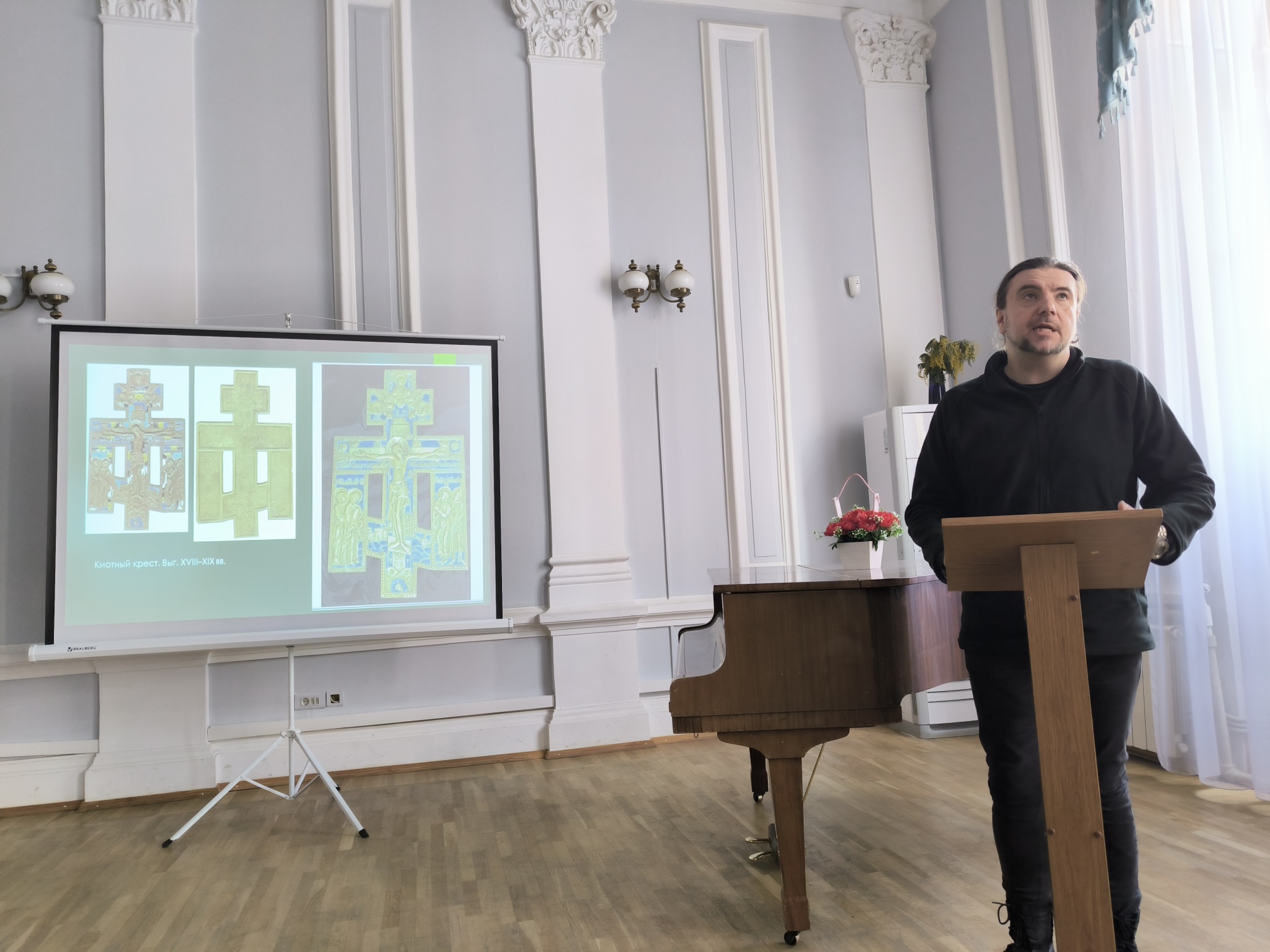 Заярный Владислав Владимирович заведующий выставочным сектором 