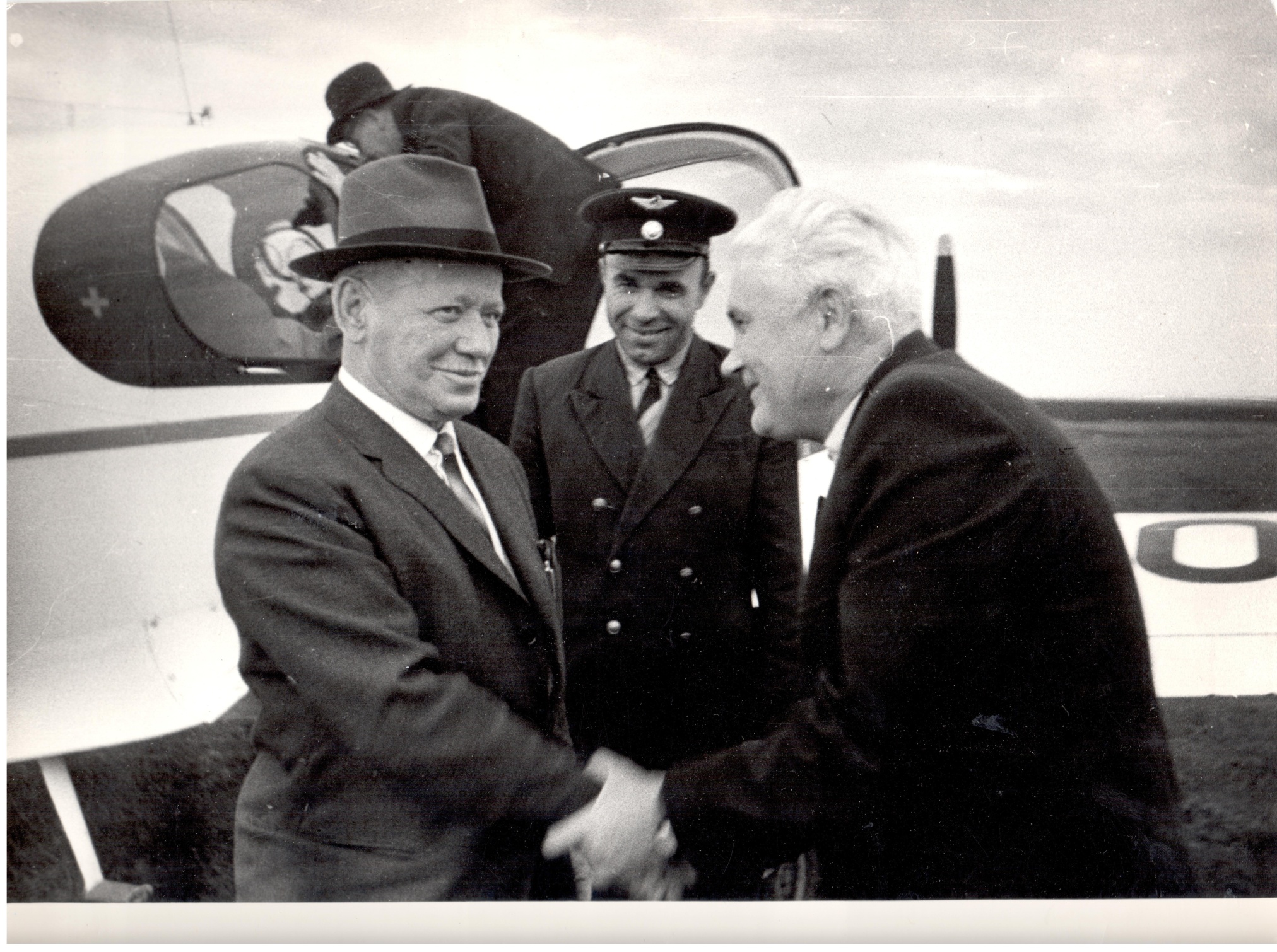 Фотография «Шолохова М.А. в дни юбилея встречают на аэродроме в станице Вешенской», ст. Вешенская, 1965 г.