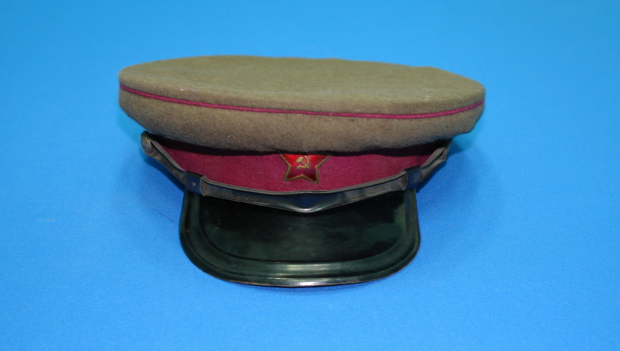 05.	Фуражка комначсостава образца 1935 года, принадлежала комиссару Ростовского стрелкового полка народного ополчения Штахановскому П.А. 1941 год