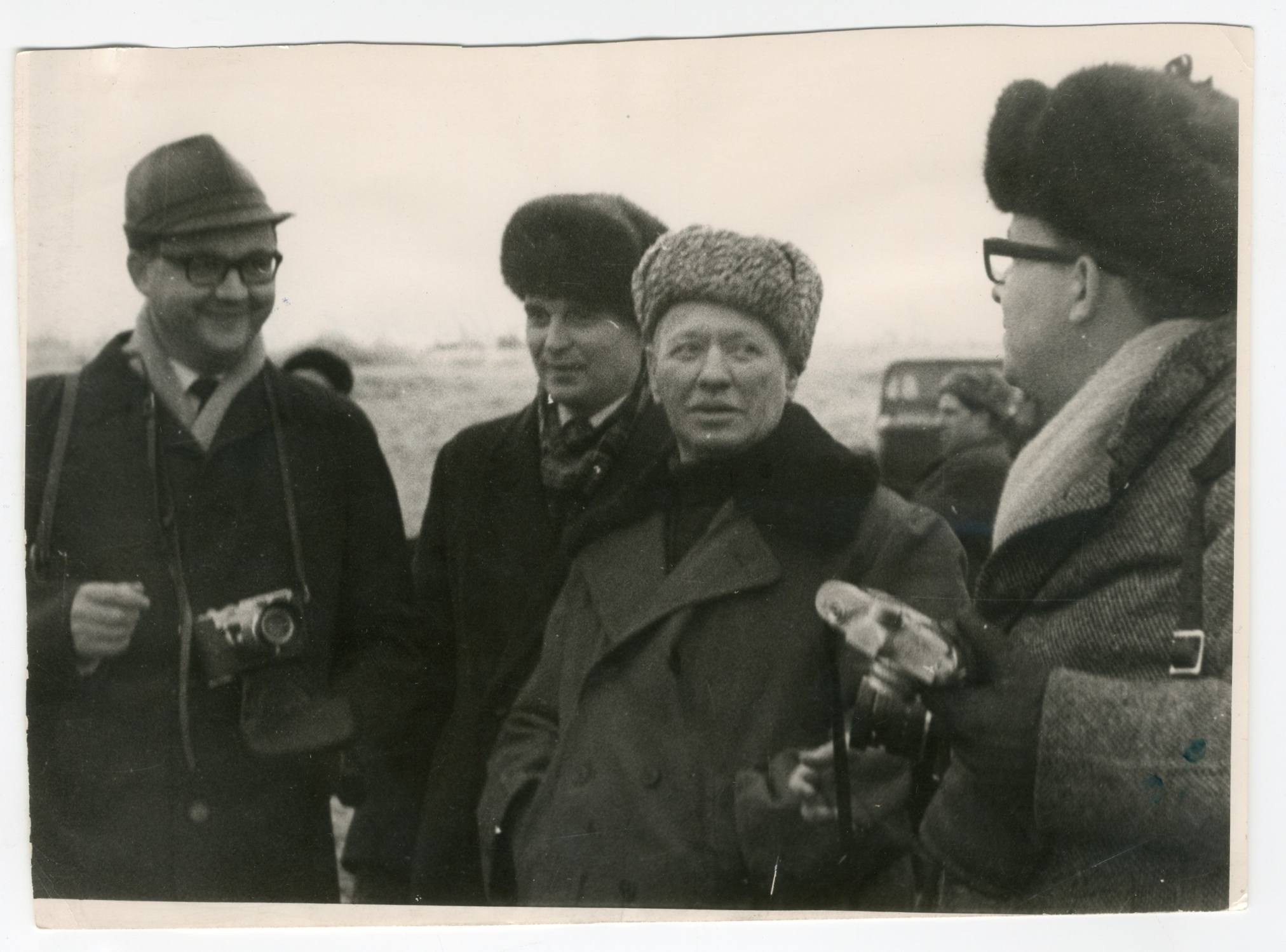 Фотография М. А. Шолохова со шведскими корреспондентами, Швеция, 1965 г.