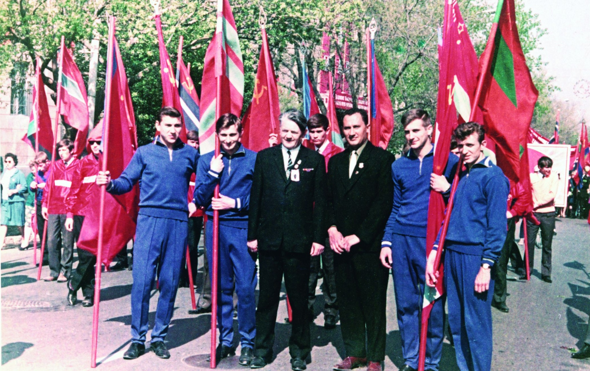 Фото «Коллектив завода «Горизонт» на первомайской демонстрации».