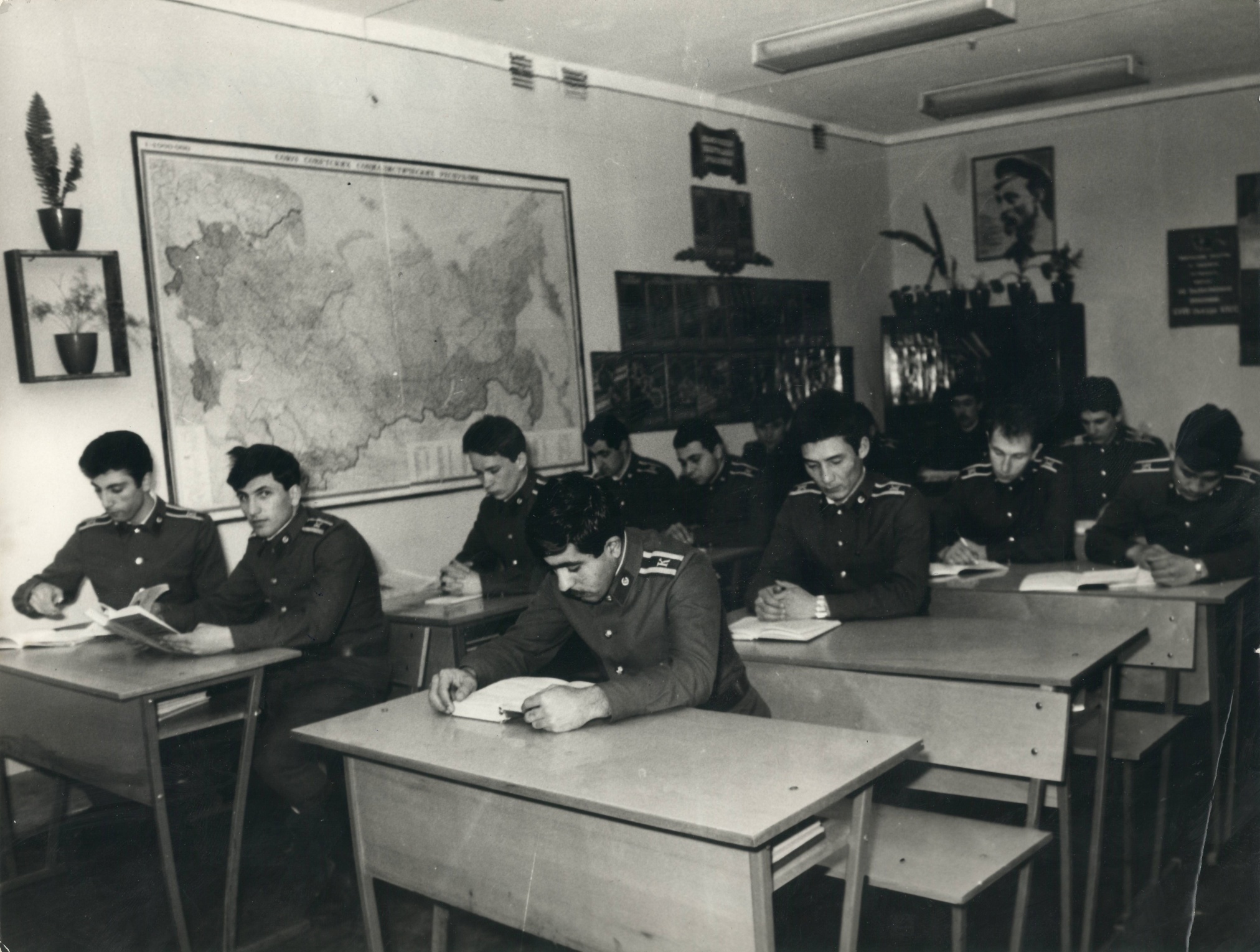 Фотография «В аудитории Высшей школы милиции». Ростов-на-Дону. 1992 год