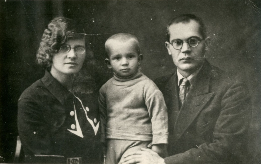 Фотокопия «Семейство Белозеровых: Семен Ефимович, Александра Ивановна и Борис Семенович»