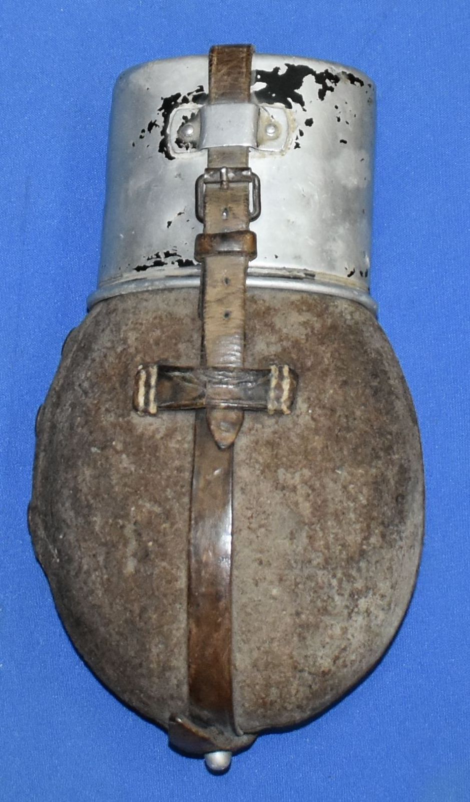 Фляга немецкая трофейная «Feldflasche M 31 mit Trinkbecher». Взята старшим лейтенантом Репиным Г.К. в боях за Ростов 28-29 ноября 1941 года