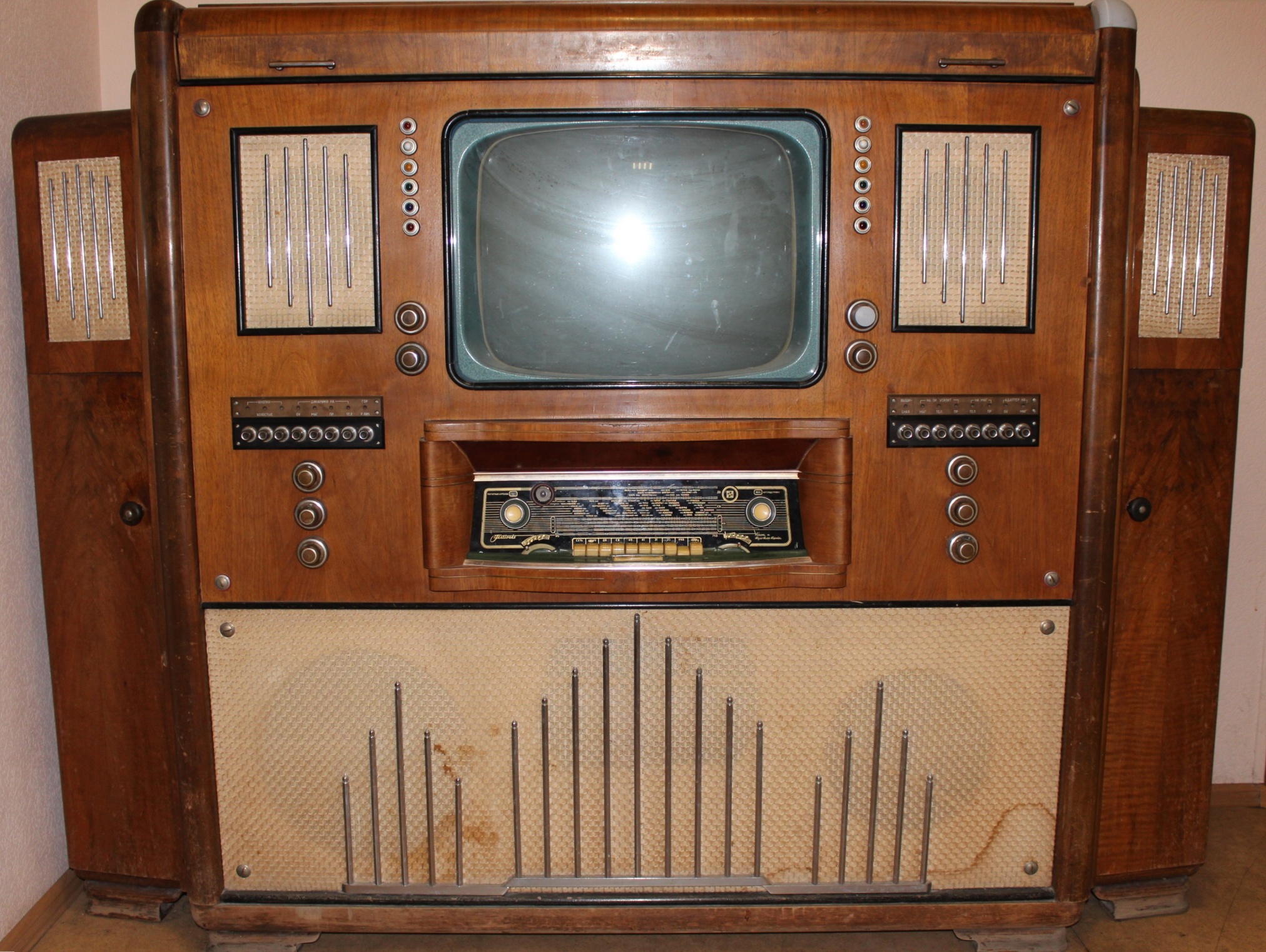 Радиола Рижского радиозавода им. А.С. Попова (Rigas Radio Rupnica, Model Festivals Popova, 1950-х гг.)
