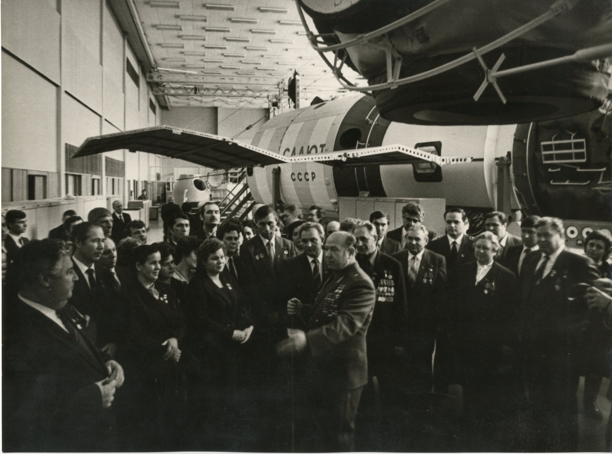 Фотография "Звездный городок. Летчик - космонавт СССР Монов А.А. с делегатами ХХVII съезда КПСС от Ростовской области". 1986 г.