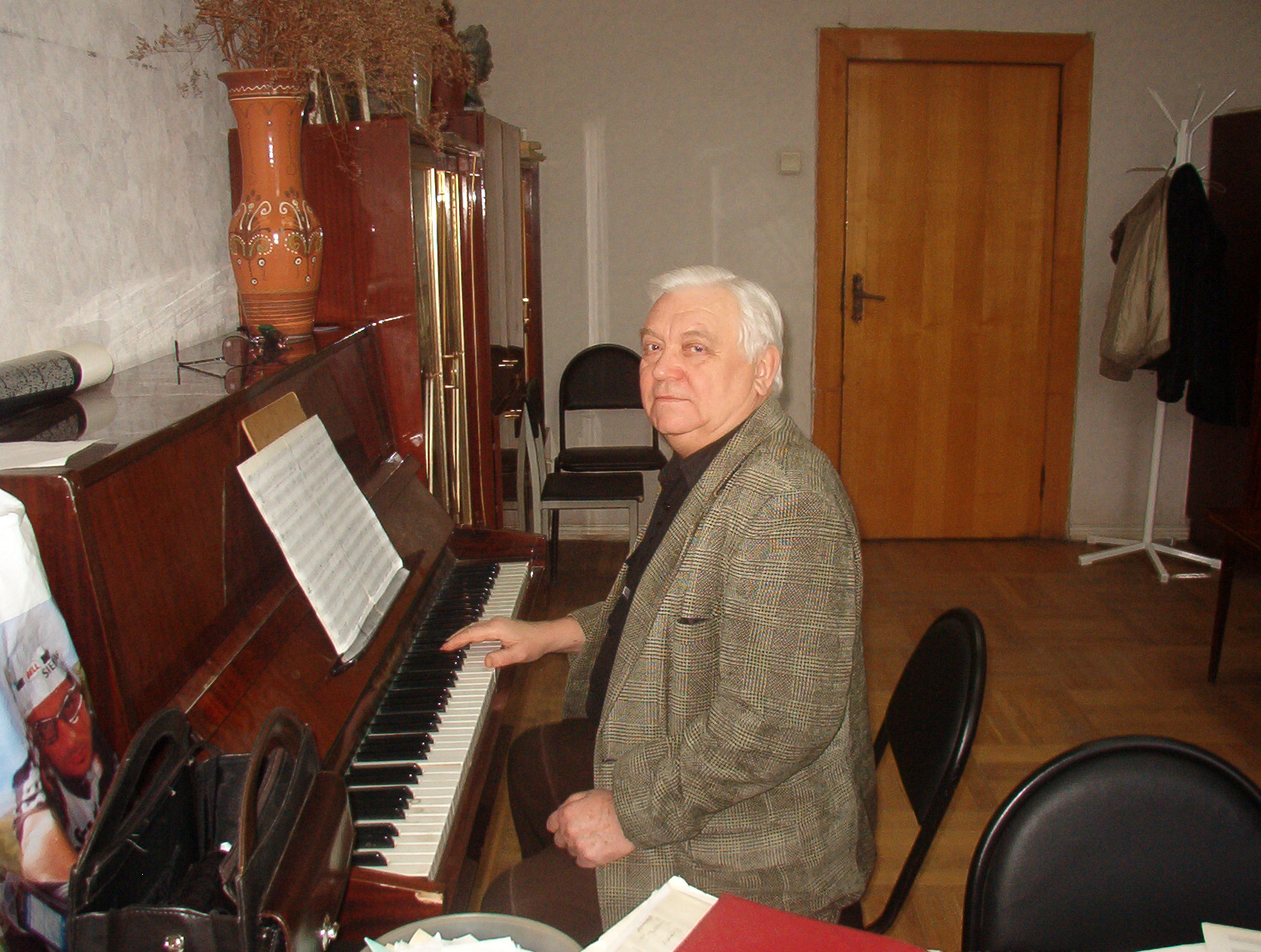 3.	Фотография «Квасов Анатолий Николаевич, народный артист России, лауреат Государственной премии им. М. Глинки, профессор. Художественный руководитель Государственного академического ордена Дружбы Народов ансамбля песни и пляски Донских казаков 1970–2007