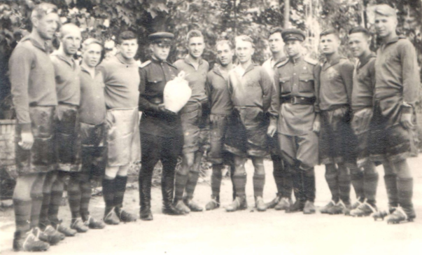Фотография «Группа офицеров РККА и спортсменов во дворе посольства СССР». Тегеран. Иран. 1943 год
