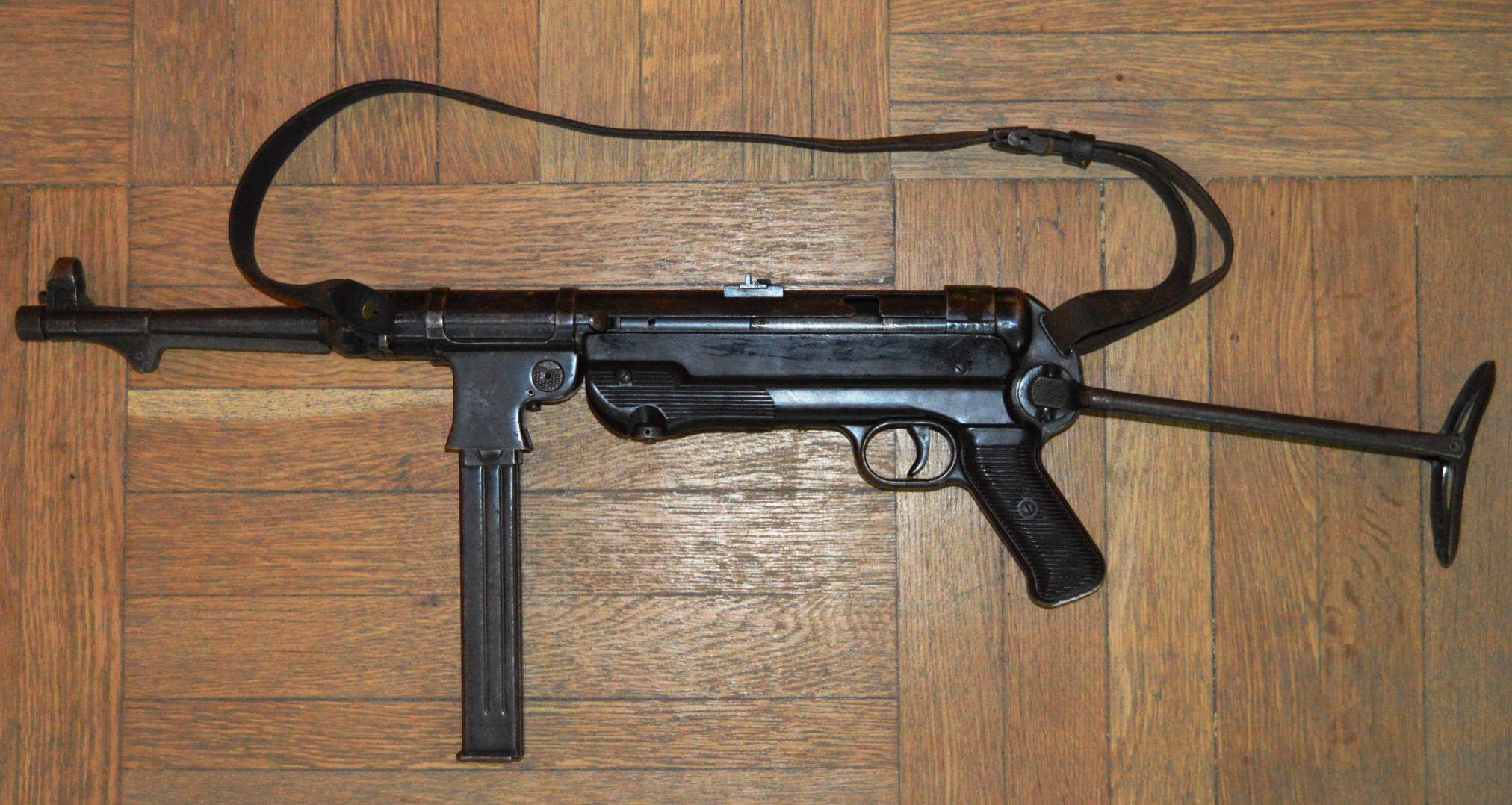 Пистолет-пулемет «МП-40» (Maschinenpistole-40), взятый комиссаром Ростовского стрелкового полка народного ополчения Штахановским П.А. в боях за Ростов-на-Дону осенью 1941 года