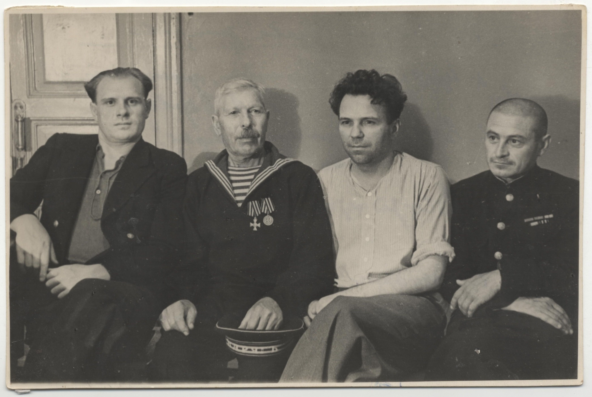 Фотография "Капленков И.Е., Берест А.П, Прийма К. в редакции газеты "Большевистская смена"". 1949 год.