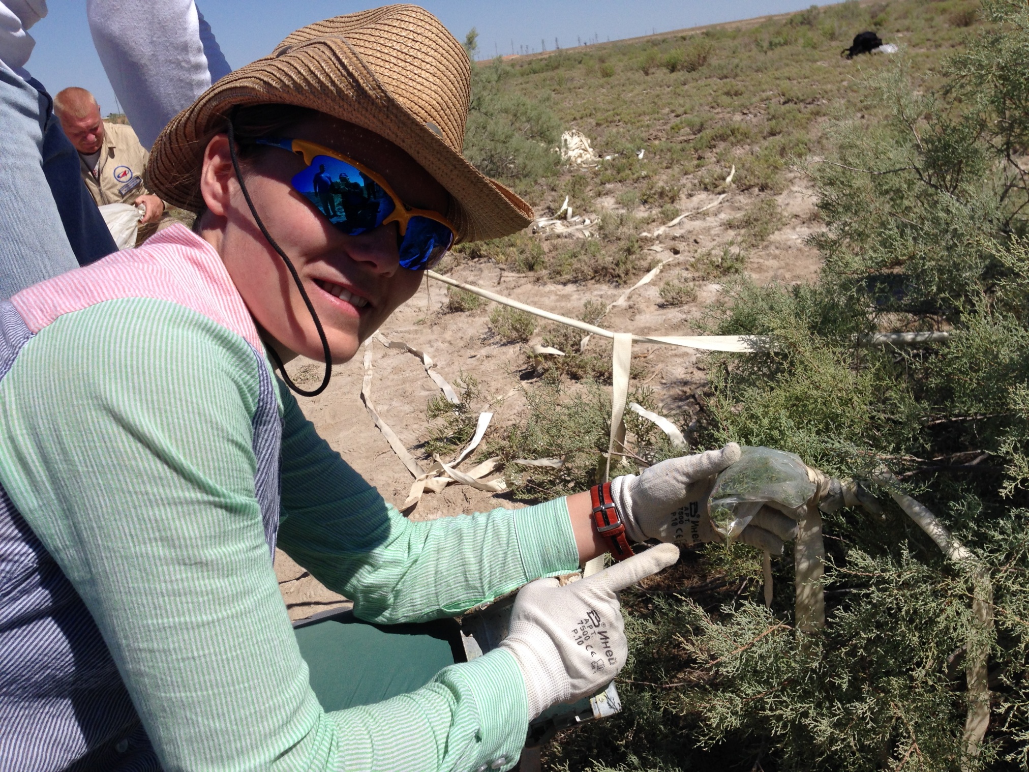 Тренировки по выживанию в пустынной местности – важная часть подготовки космонавтов. Байконур, июль 2014 года Тренировки по выживанию в пустынной местности – важная часть подготовки космонавтов. Байконур, июль 2014 года