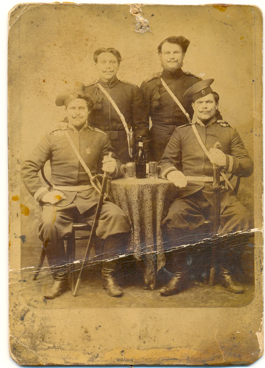 Фотография «Подхорунжий Подтелков Ф.Г. с сослуживцами по Лейб-Гвардии Донской казачьей батарее». Санкт-Петербург. 1913 год. Фотография «Подхорунжий Подтелков Ф.Г. с сослуживцами по Лейб-Гвардии Донской казачьей батарее». Санкт-Петербург. 1913 год.