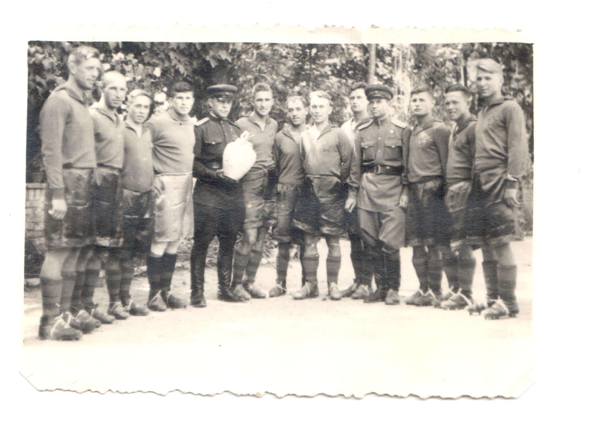 Фотография «Группа офицеров РККА и спортсменов во дворе посольства СССР». Тегеран. Иран. 1943 год. (Из фондов РОМК) Фотография «Группа офицеров РККА и спортсменов во дворе посольства СССР». Тегеран. Иран. 1943 год. (Из фондов РОМК)